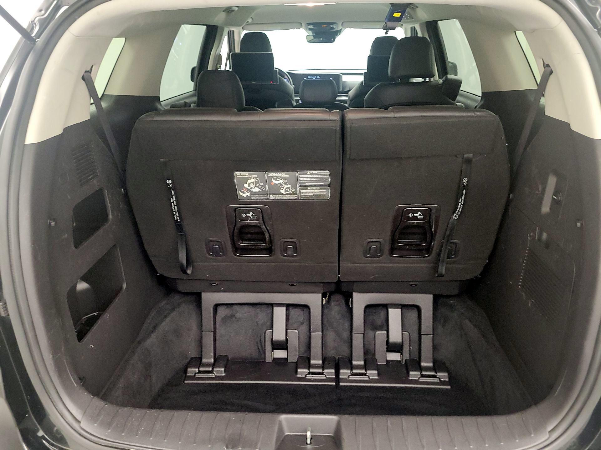 Thumbnail: 2022 Kia Carnival - 16