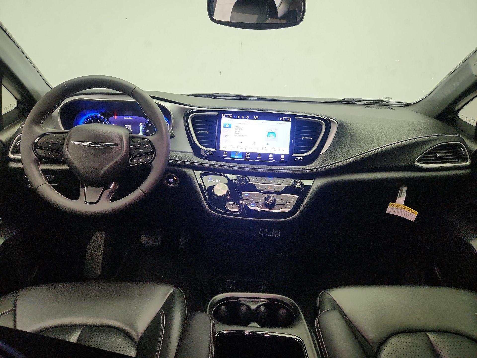 Thumbnail: 2023 Chrysler Pacifica - 9