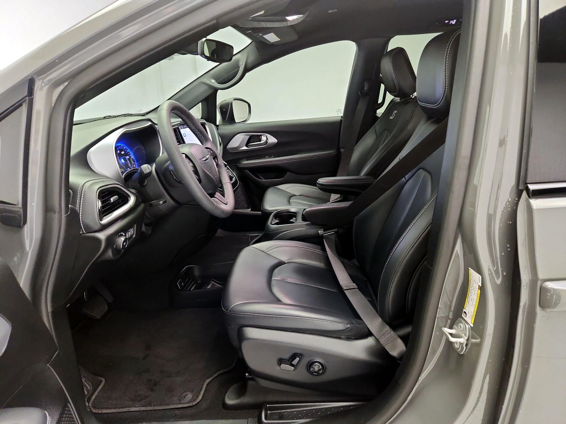 Thumbnail: 2023 Chrysler Pacifica - 11