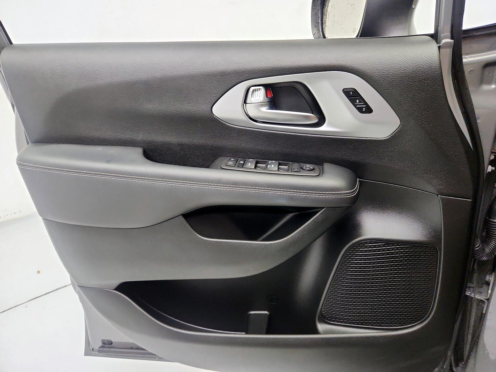 Thumbnail: 2023 Chrysler Pacifica - 12