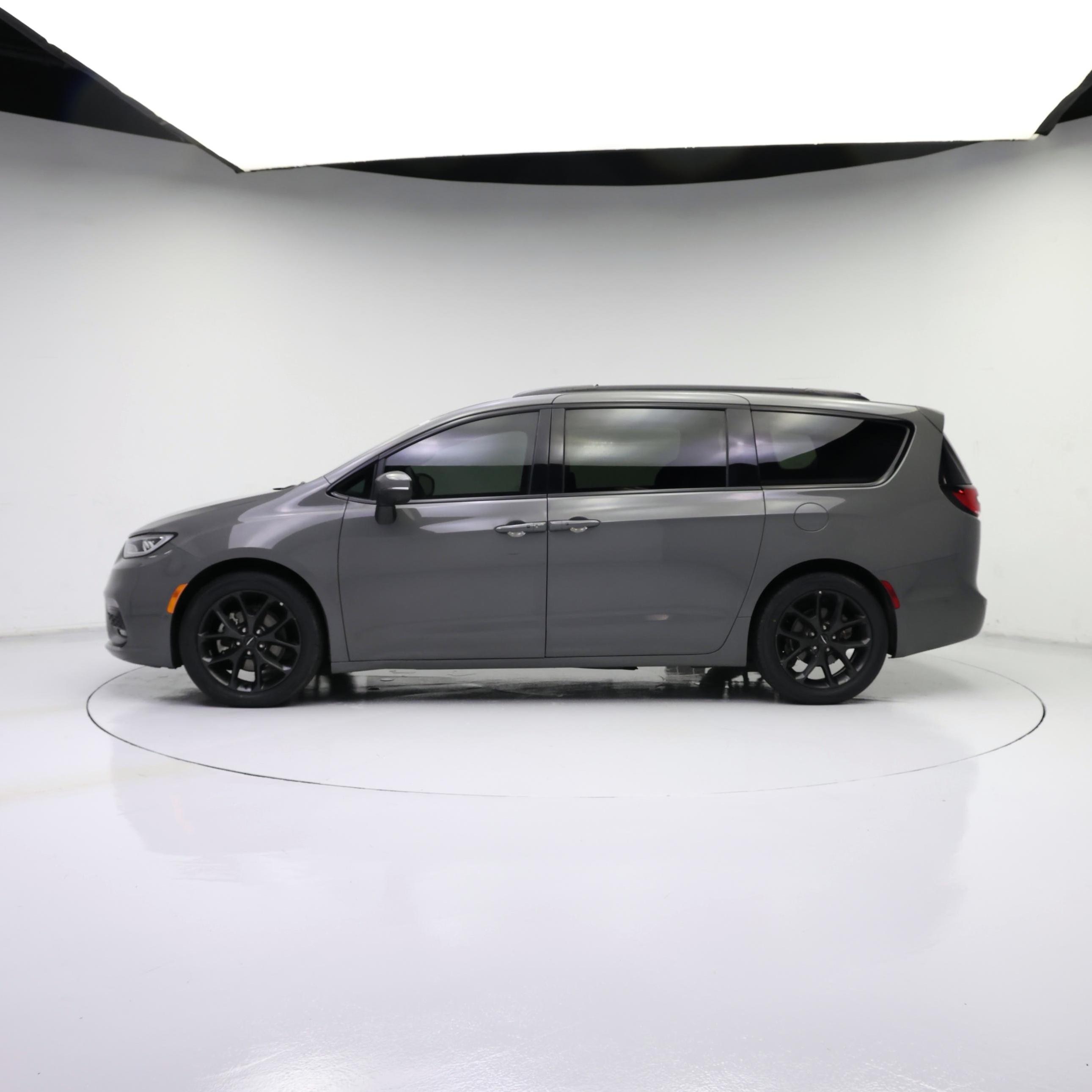 Thumbnail: 2023 Chrysler Pacifica - 3
