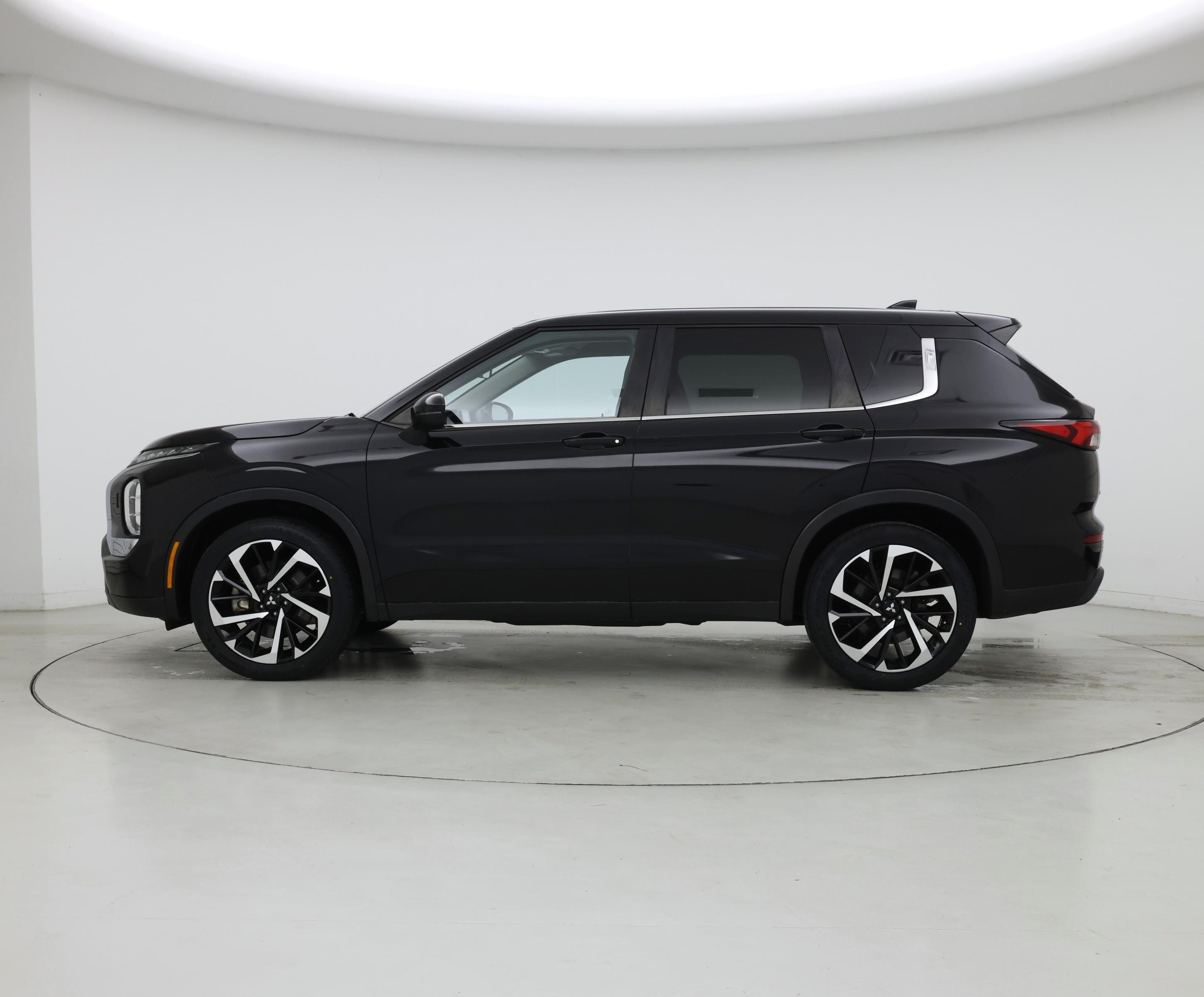 Thumbnail: 2022 Mitsubishi Outlander - 3
