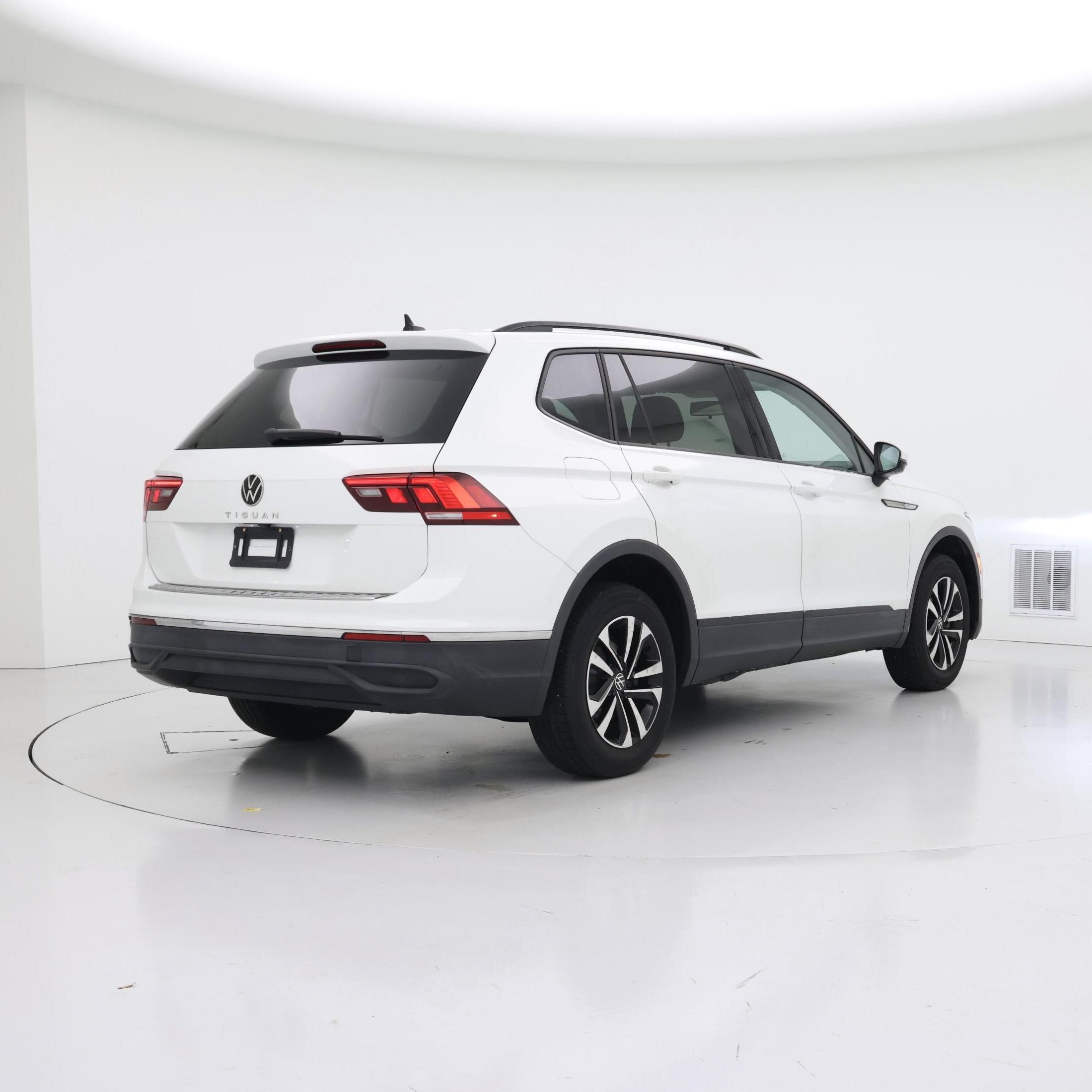 Thumbnail: 2022 Volkswagen Tiguan - 8