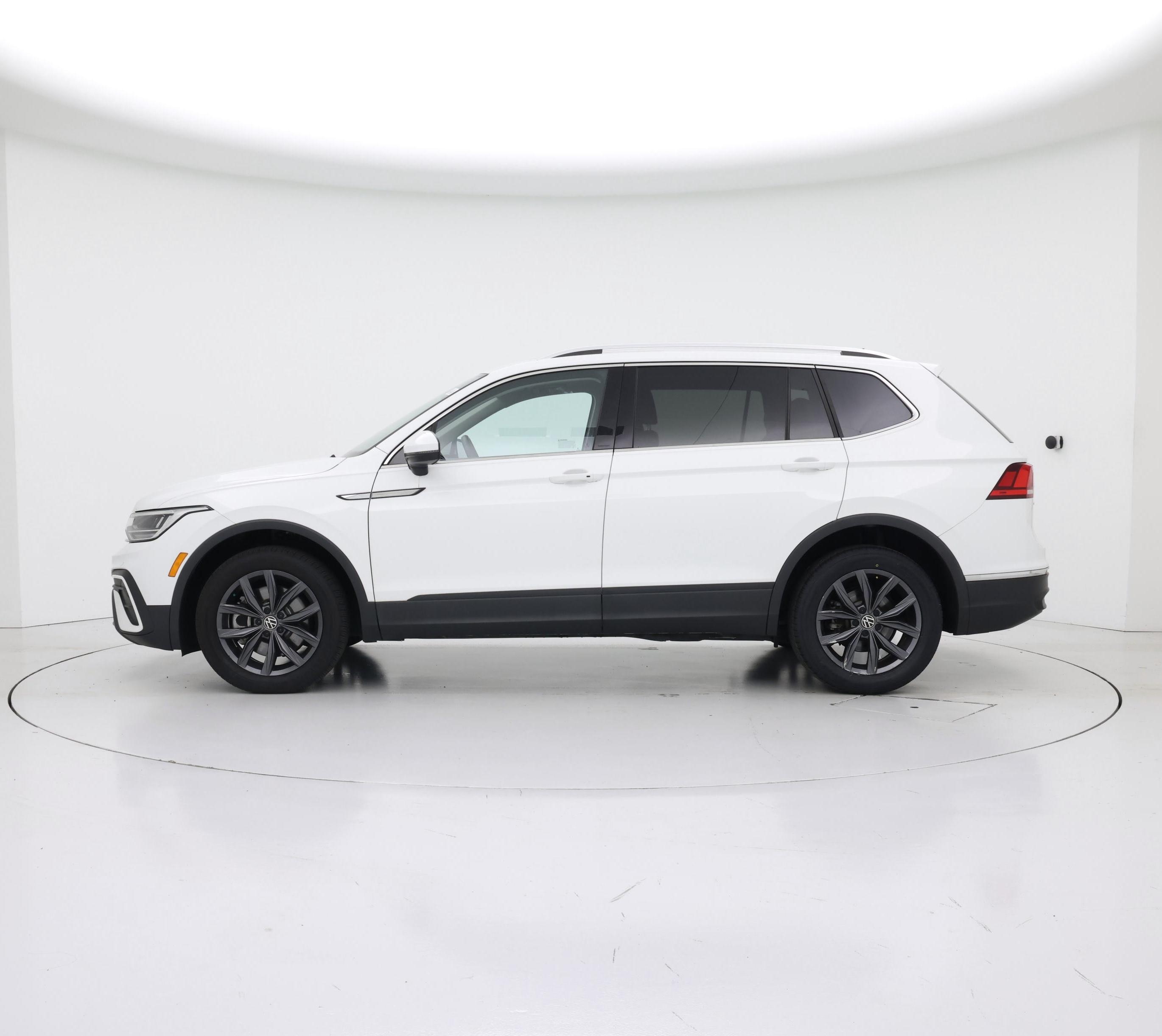 Thumbnail: 2022 Volkswagen Tiguan - 3