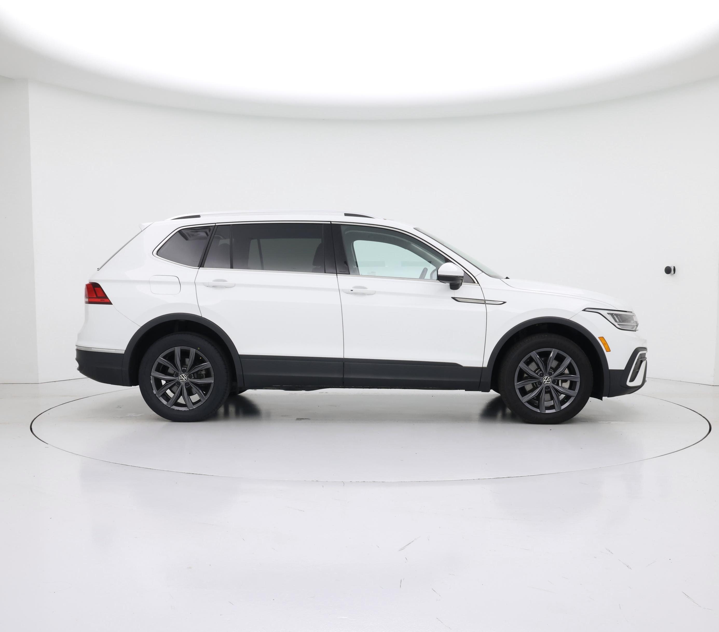 Thumbnail: 2022 Volkswagen Tiguan - 7