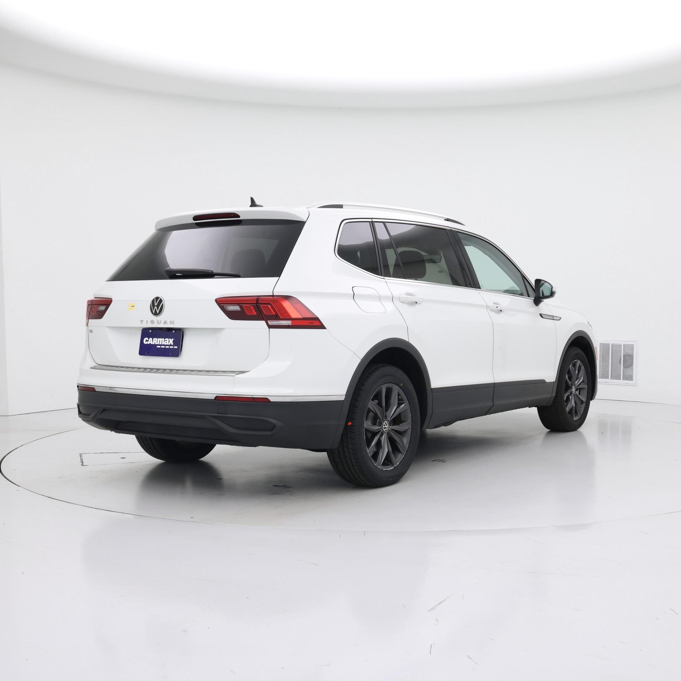 Thumbnail: 2022 Volkswagen Tiguan - 8