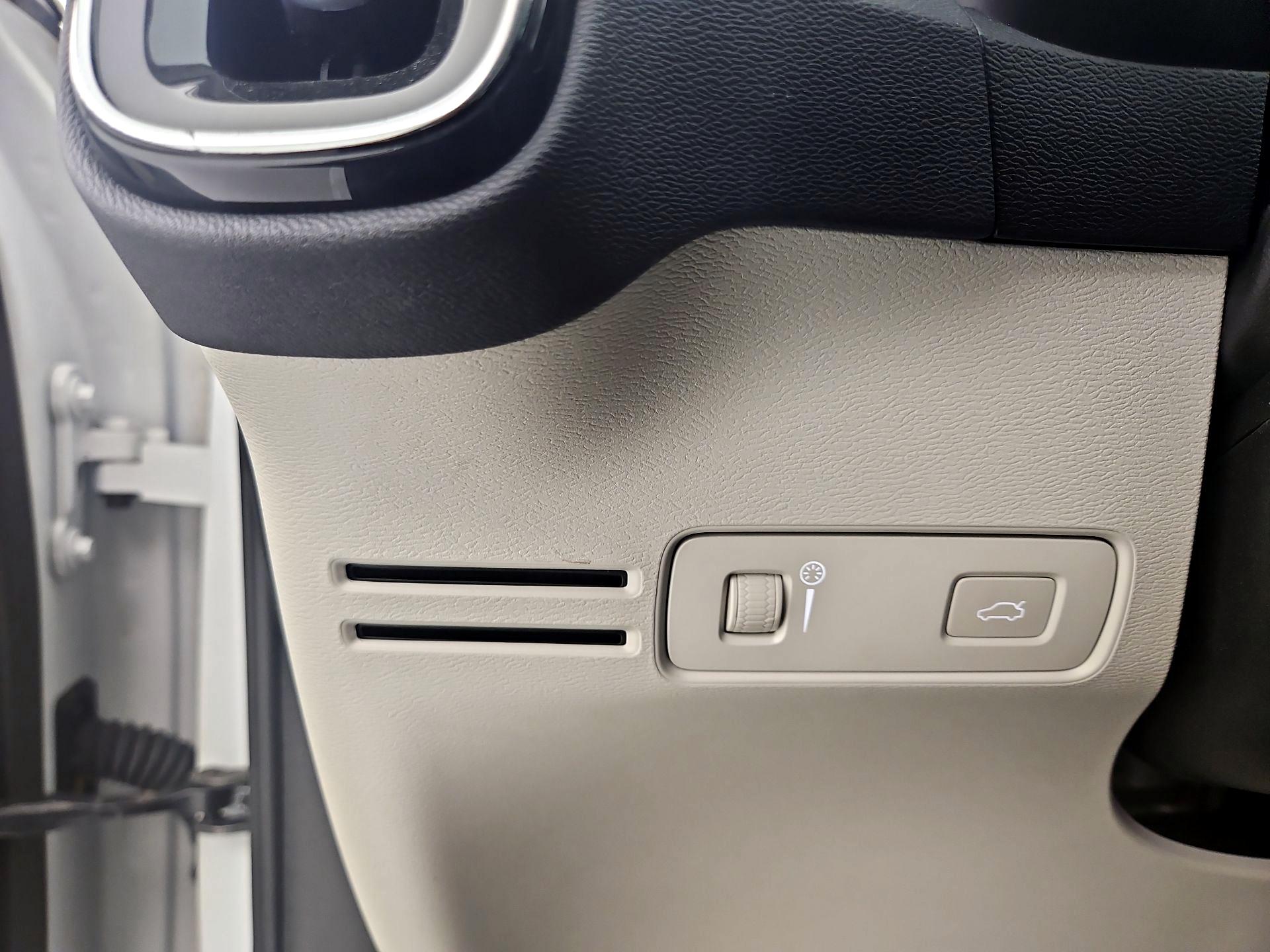 Thumbnail: 2022 Volvo XC40 - 13