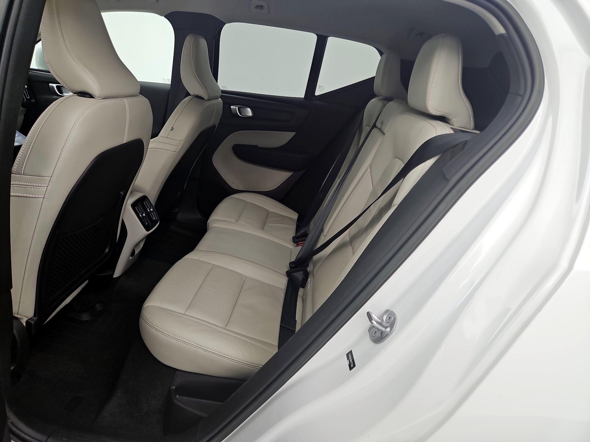 Thumbnail: 2022 Volvo XC40 - 20