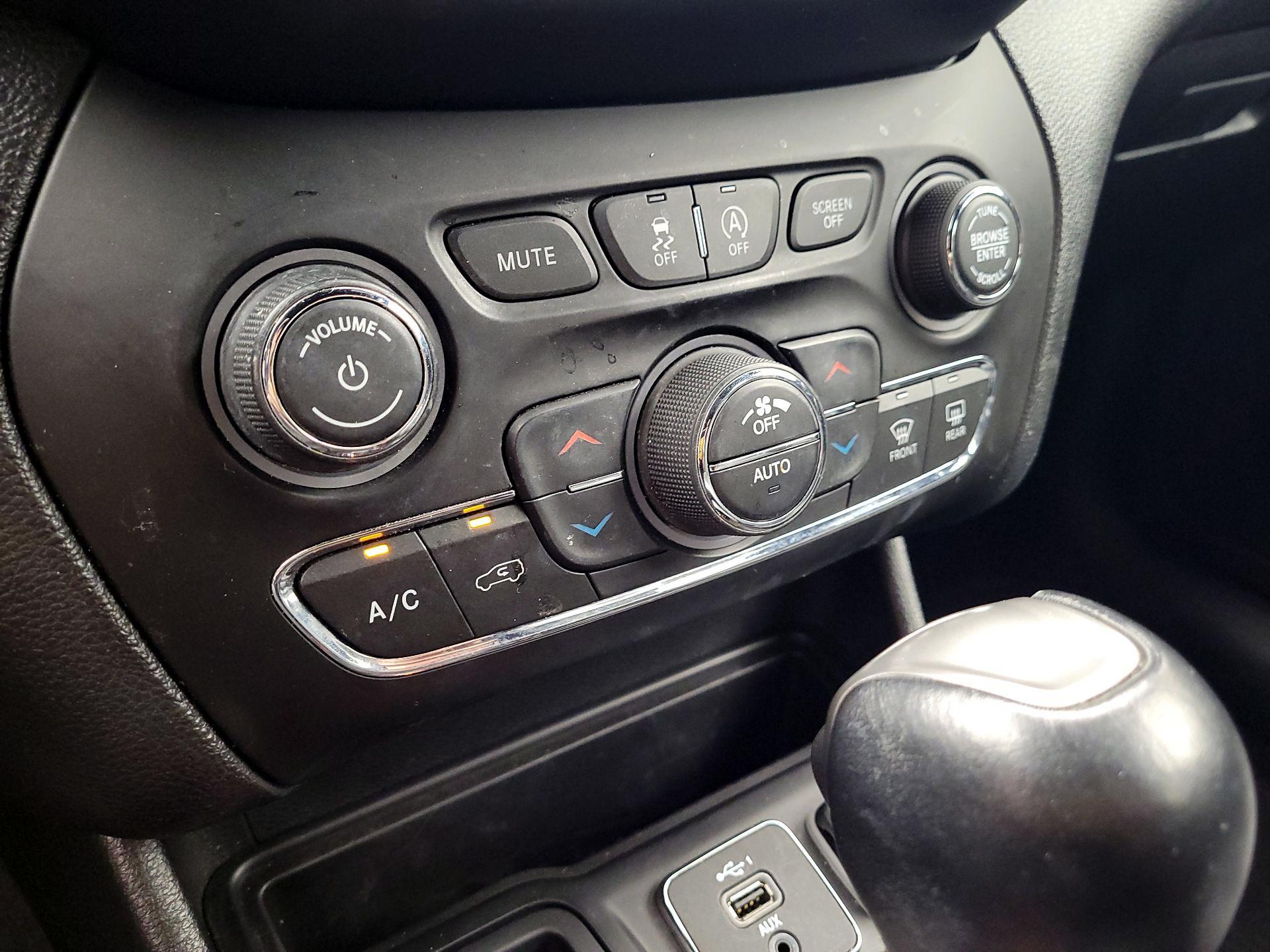 Thumbnail: 2021 Jeep Cherokee - 14