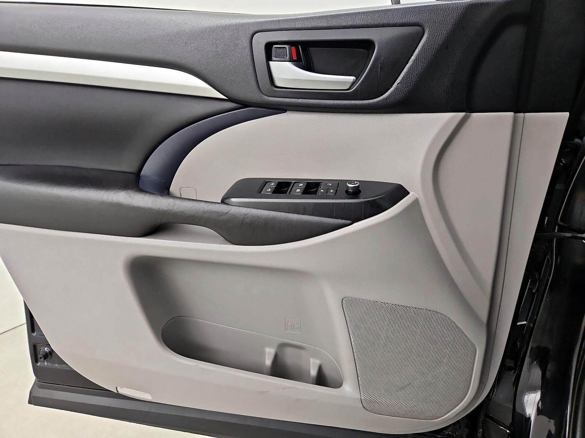 Thumbnail: 2017 Toyota Highlander - 12