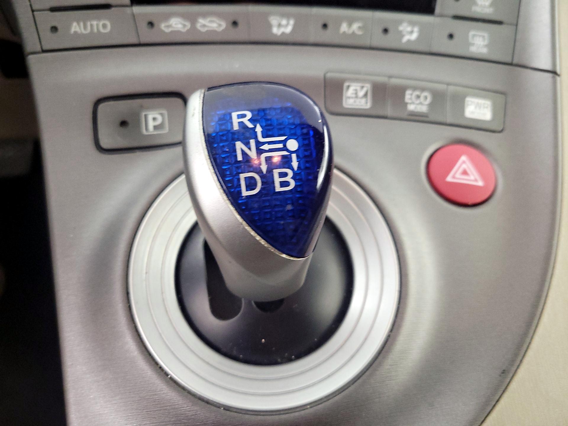 Thumbnail: 2015 Toyota Prius - 17