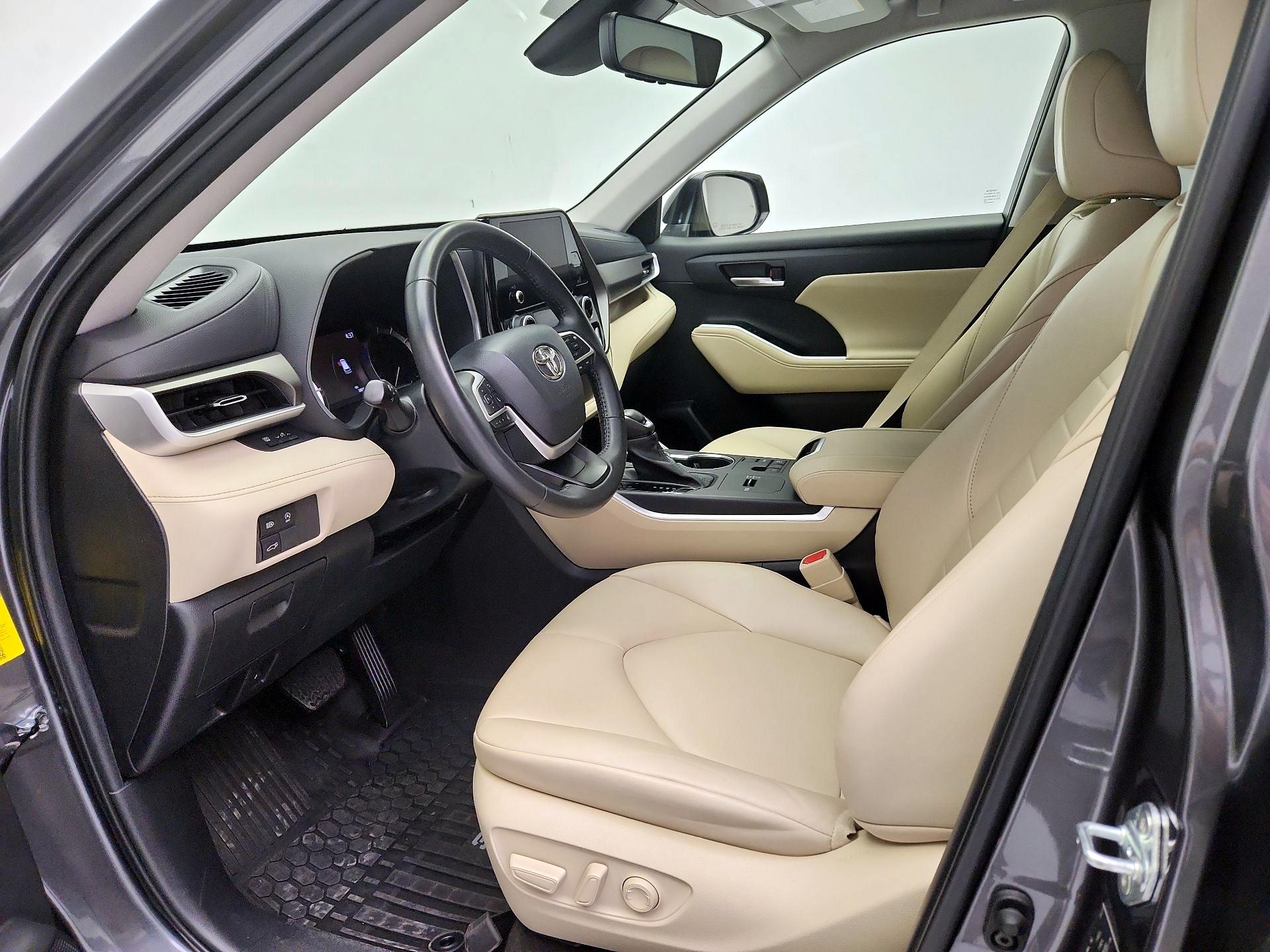 Thumbnail: 2023 Toyota Highlander - 11