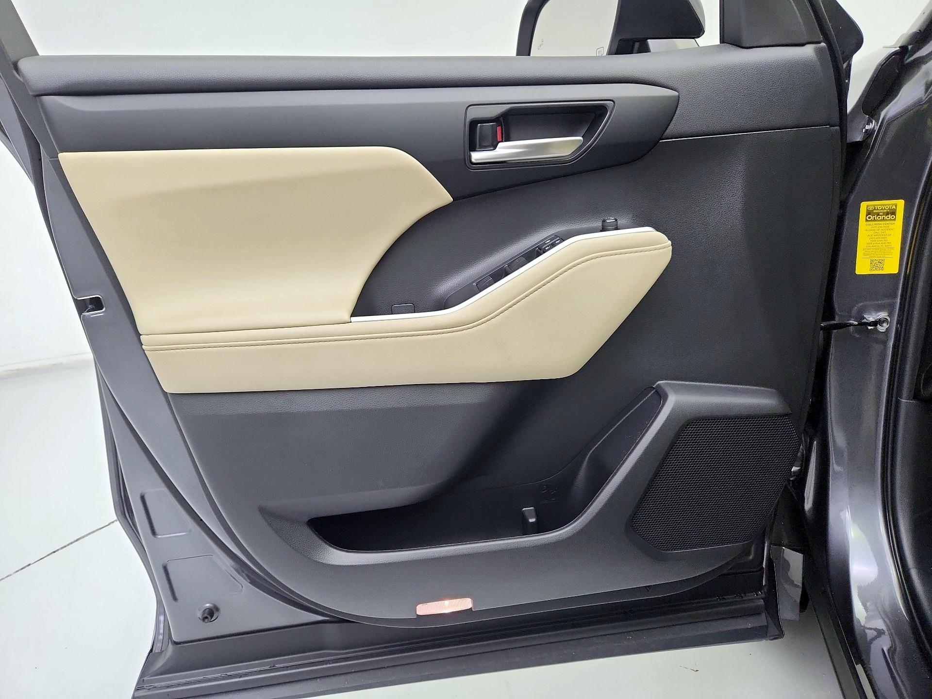 Thumbnail: 2023 Toyota Highlander - 12