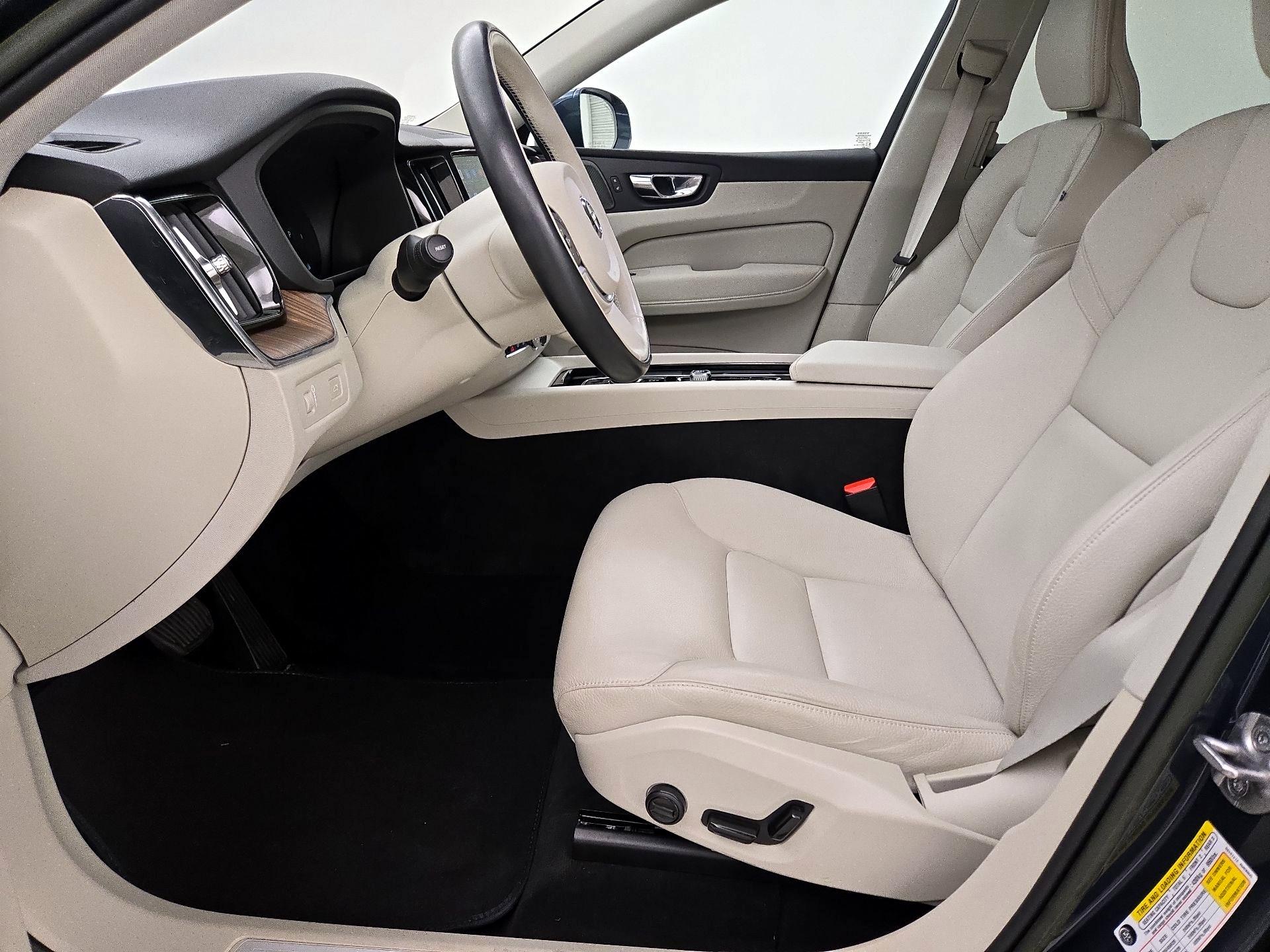 Thumbnail: 2022 Volvo XC60 - 11
