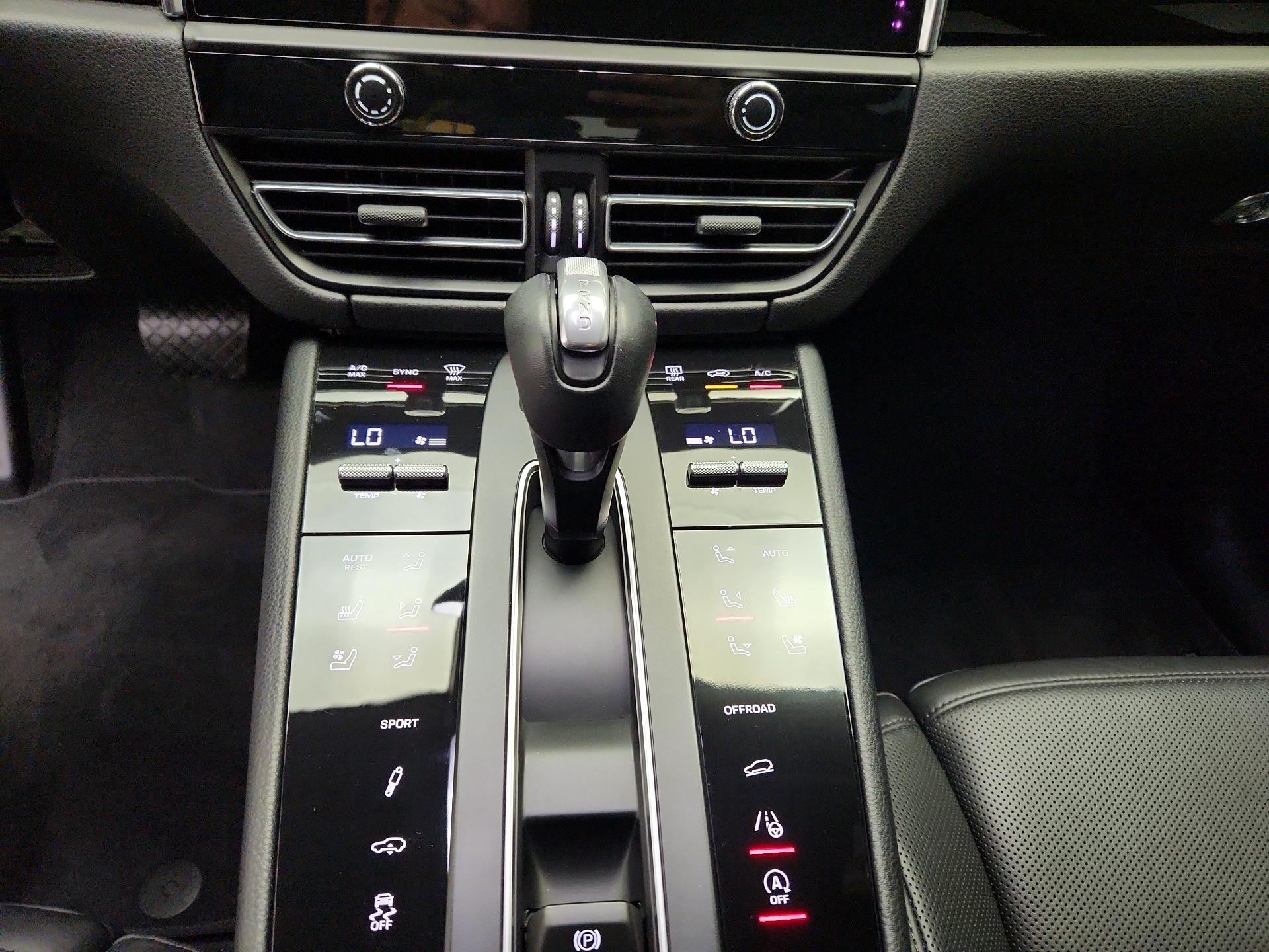 Thumbnail: 2023 Porsche Macan - 18