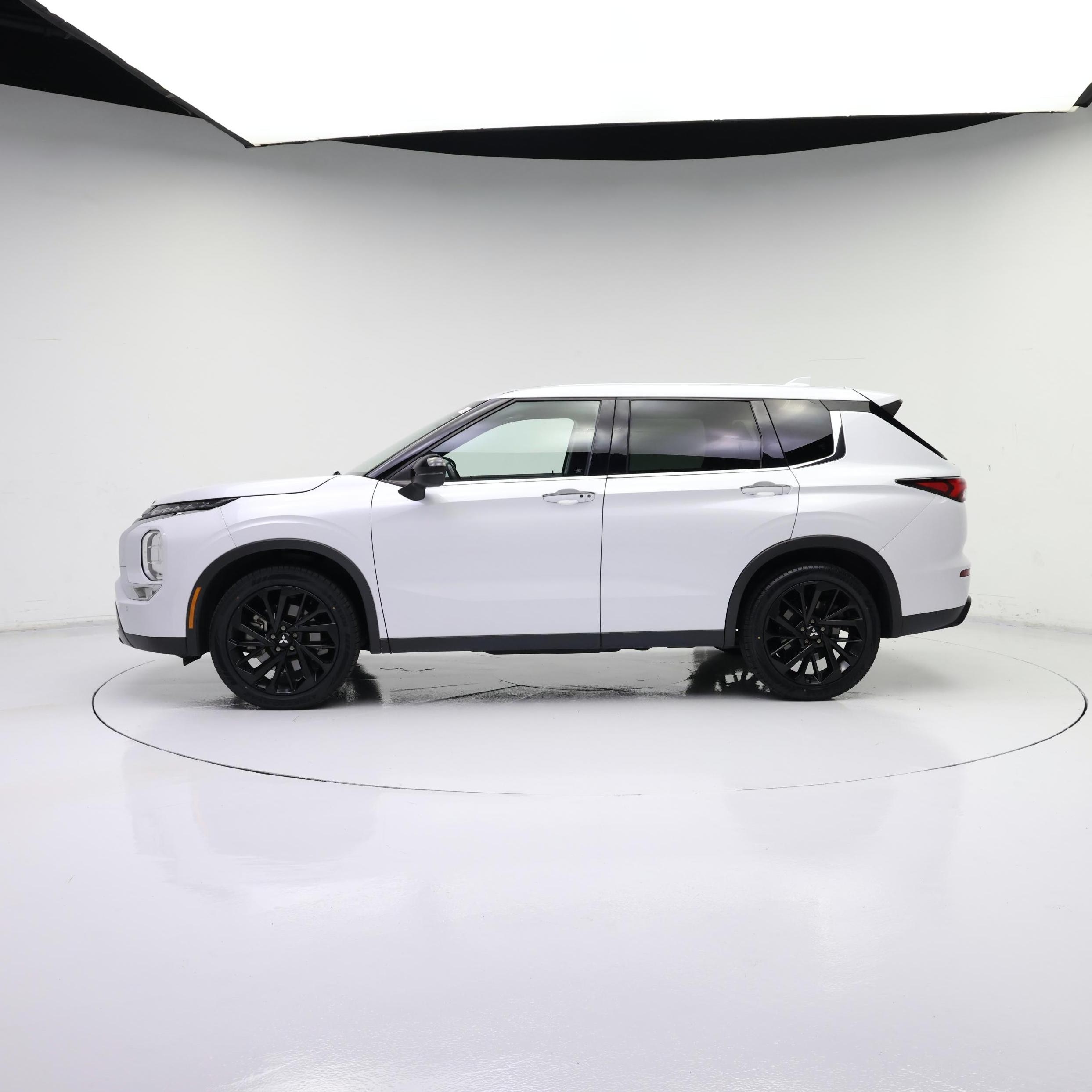 Thumbnail: 2022 Mitsubishi Outlander - 3
