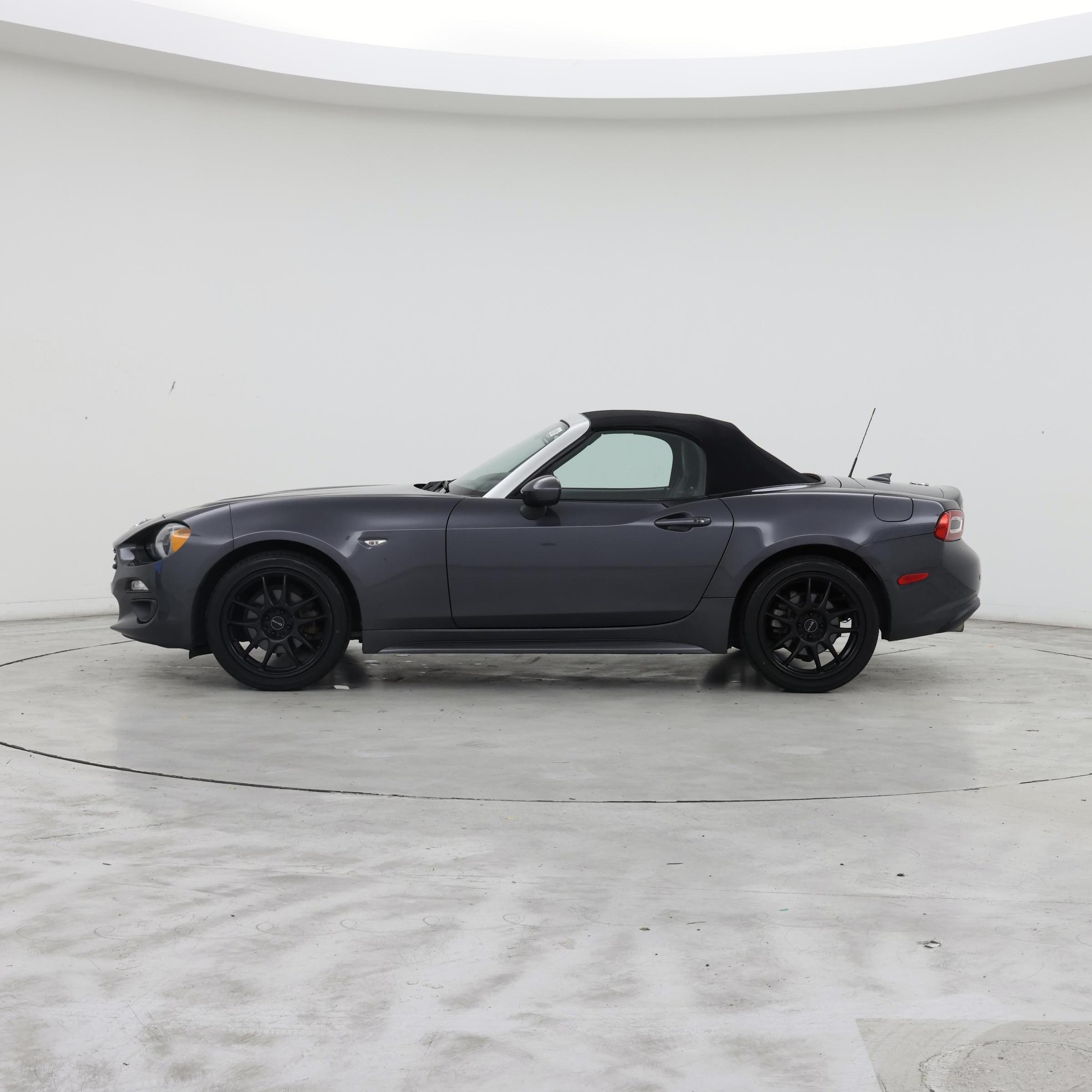 Thumbnail: 2017 Fiat 124 Spider - 3