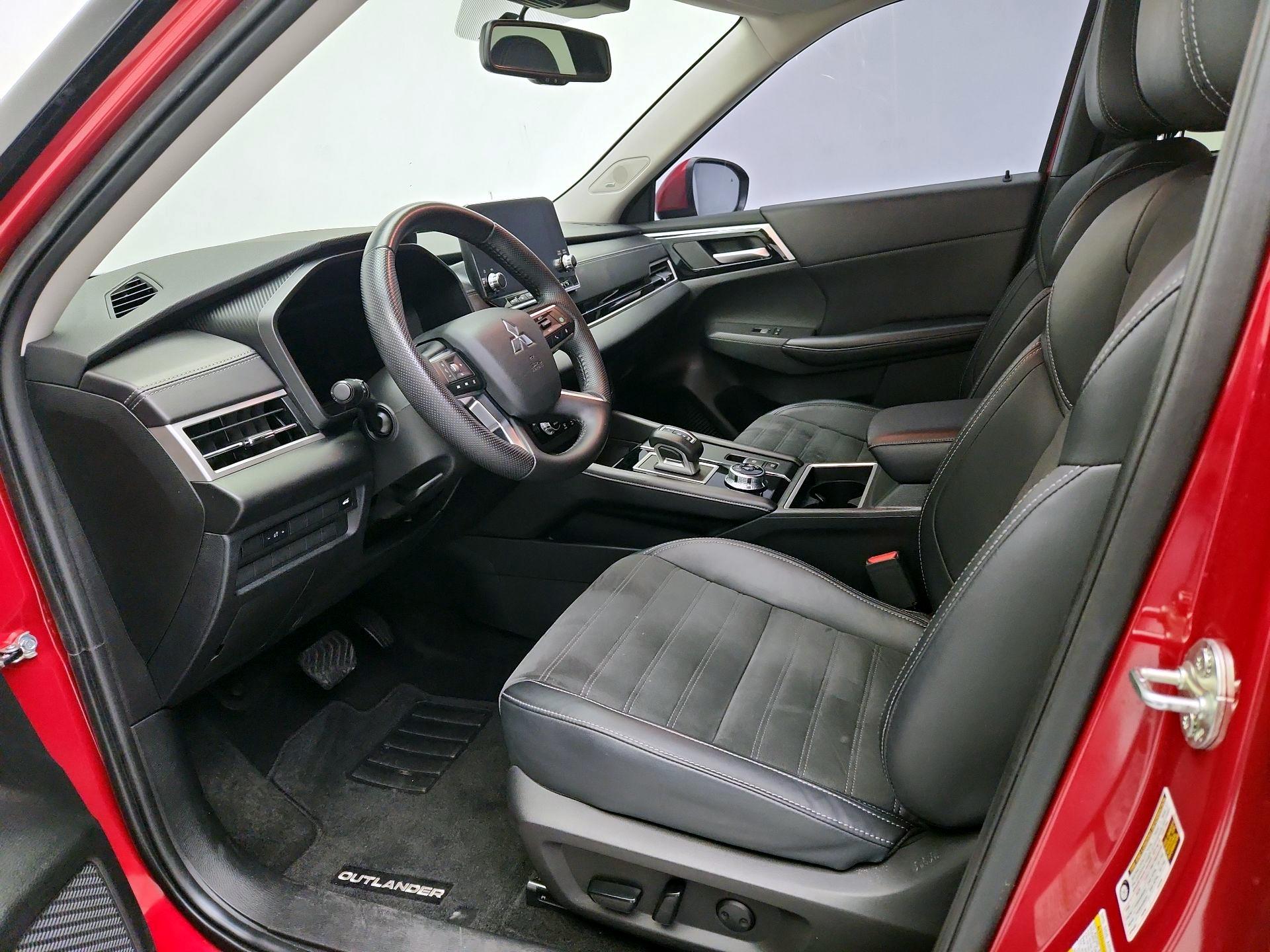 Thumbnail: 2024 Mitsubishi Outlander - 11