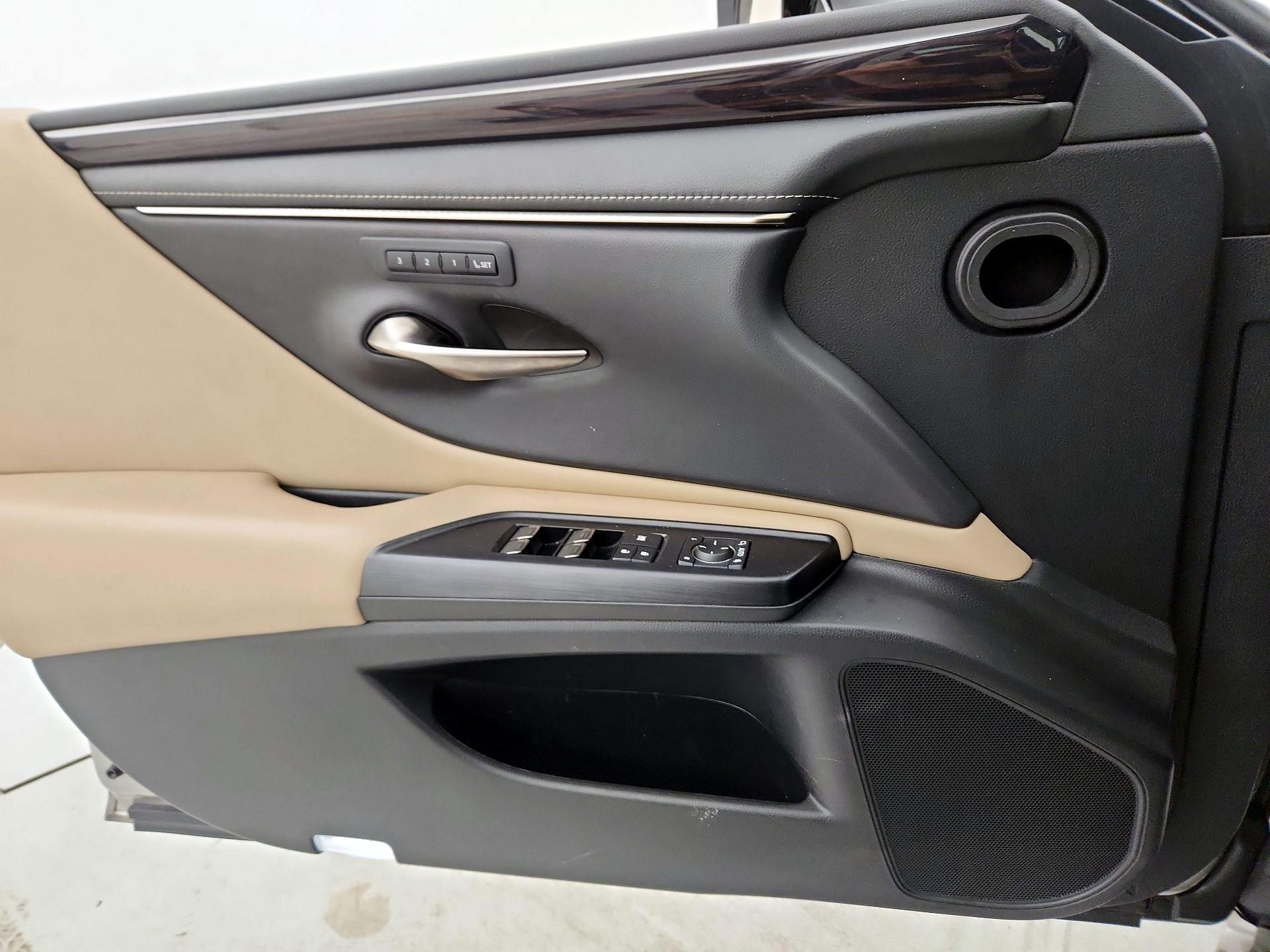 Thumbnail: 2021 Lexus ES - 12