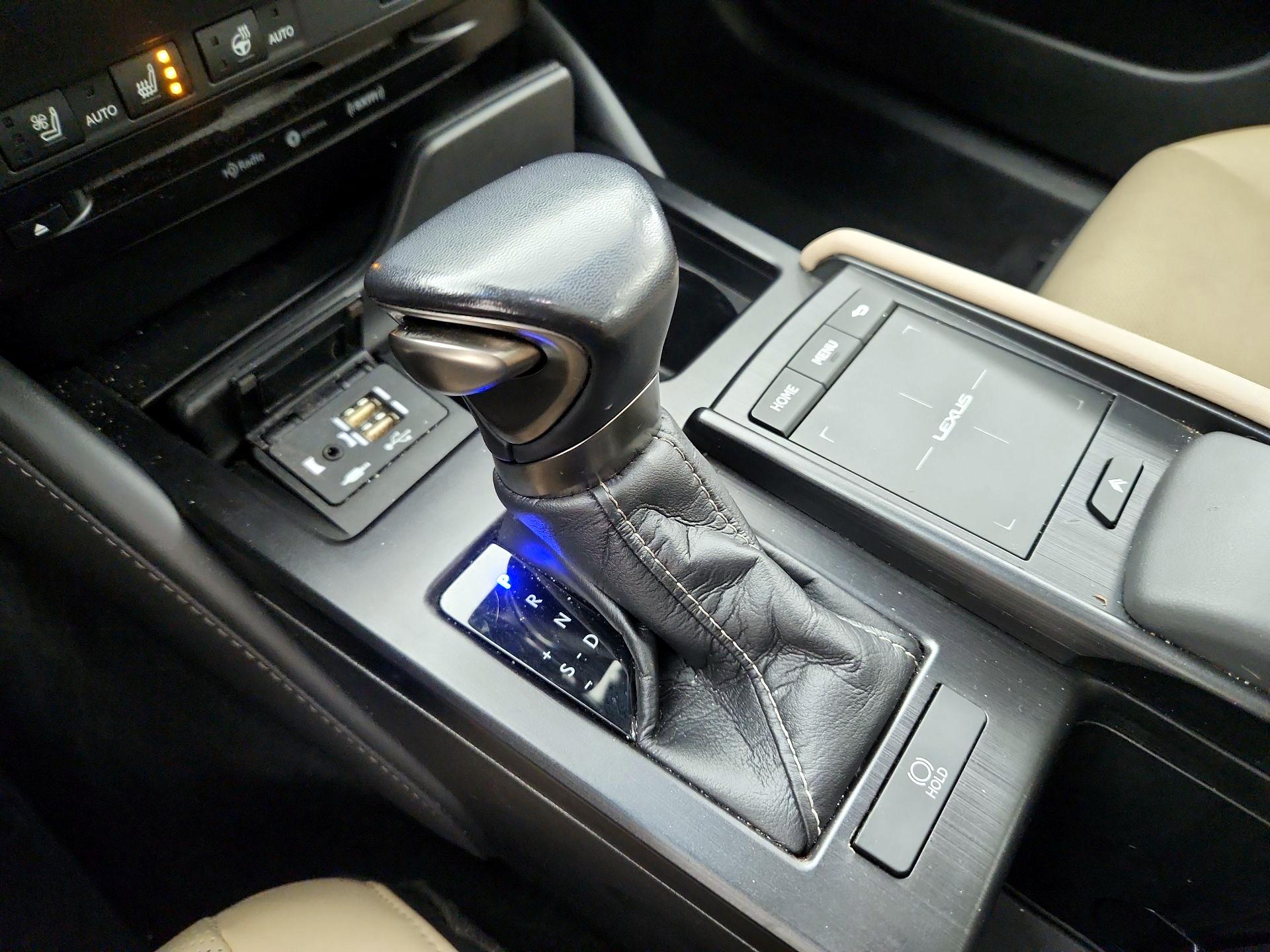 Thumbnail: 2021 Lexus ES - 17