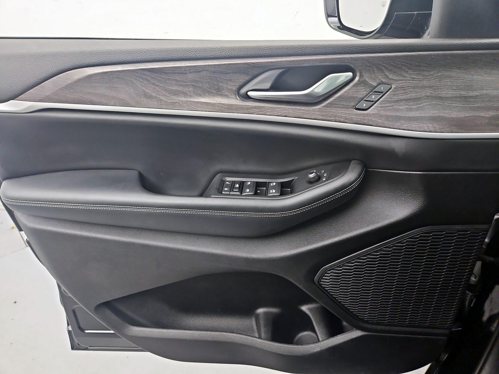 Thumbnail: 2023 Jeep Grand Cherokee - 12