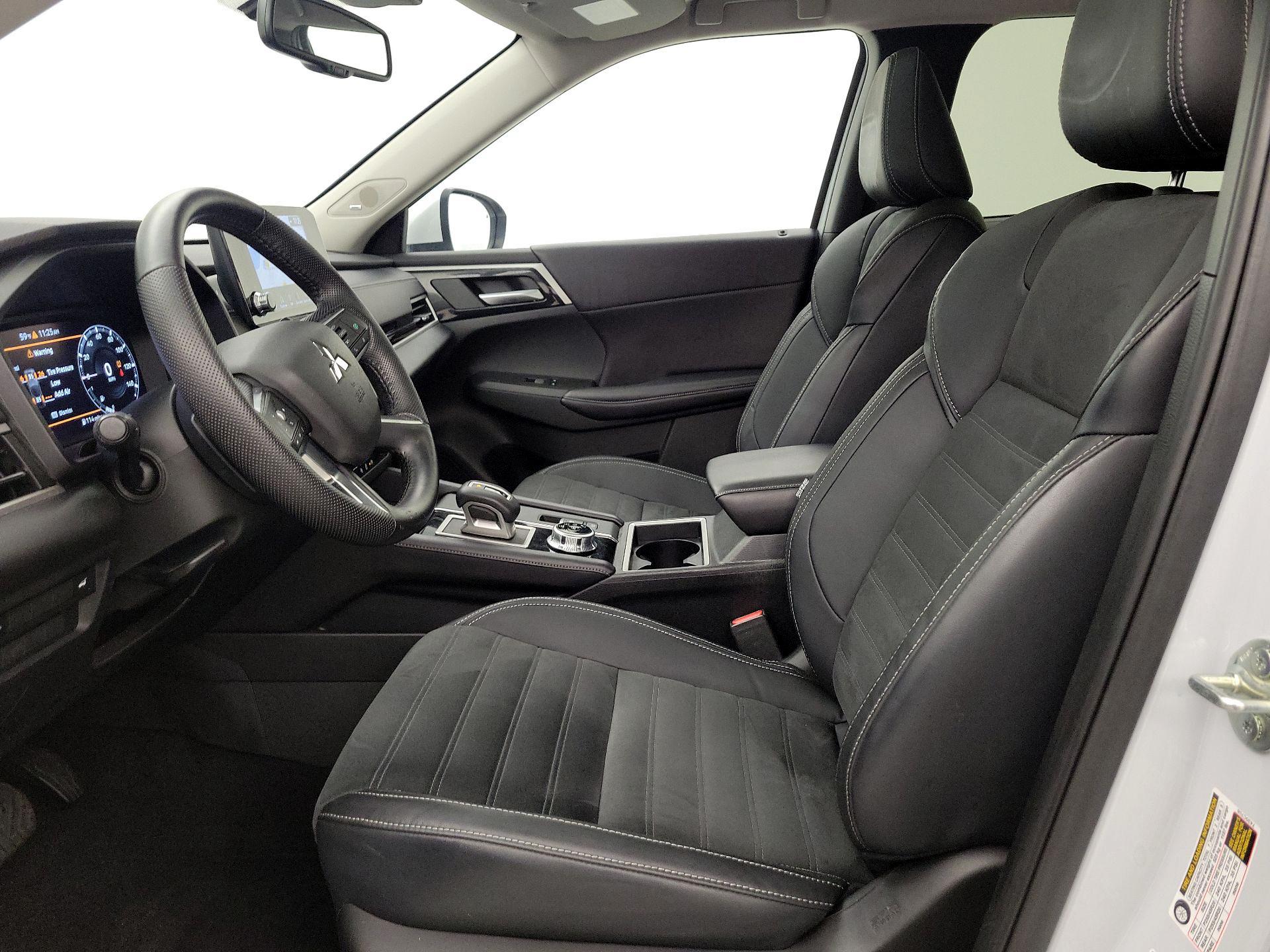 Thumbnail: 2023 Mitsubishi Outlander - 11