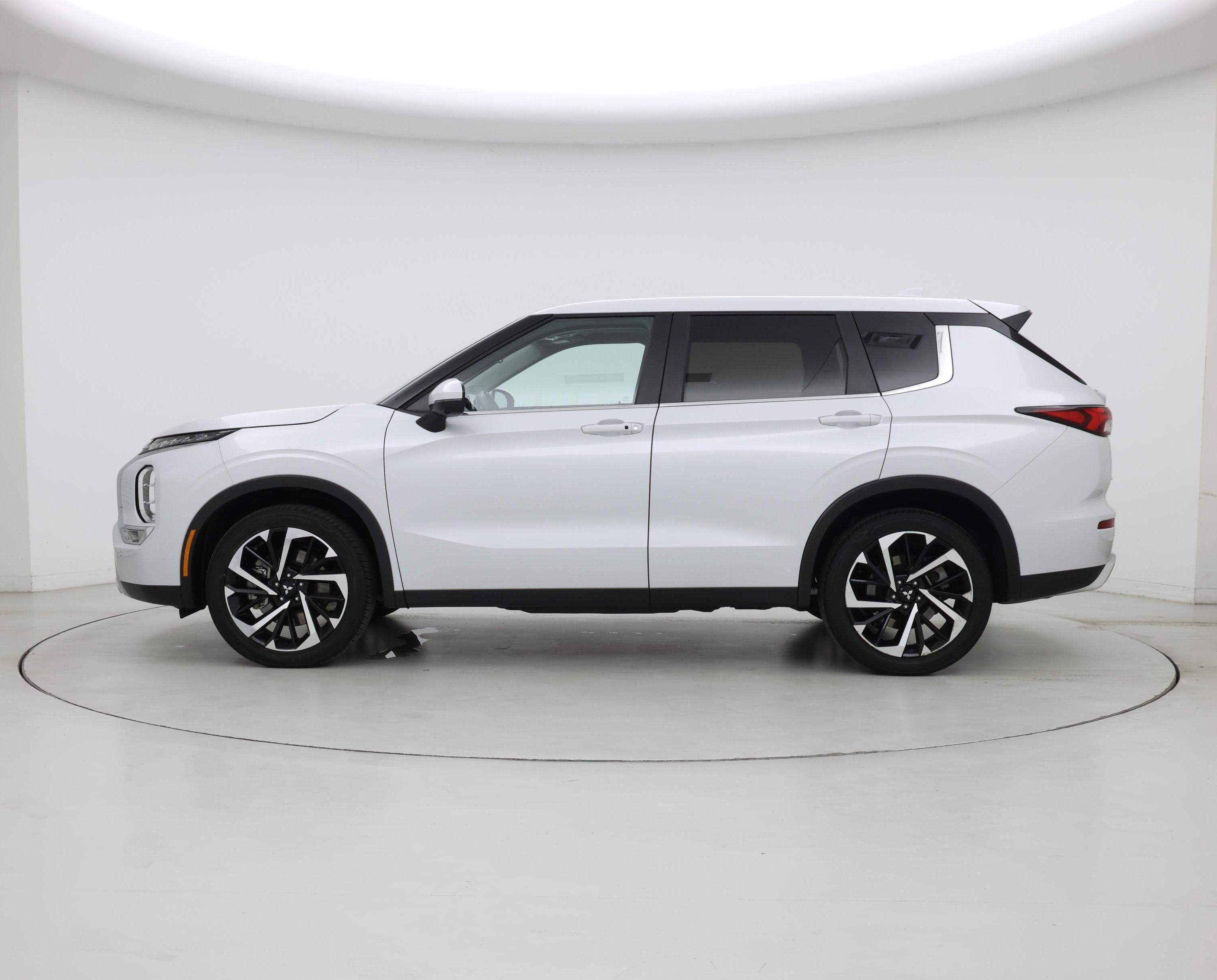 Thumbnail: 2023 Mitsubishi Outlander - 3
