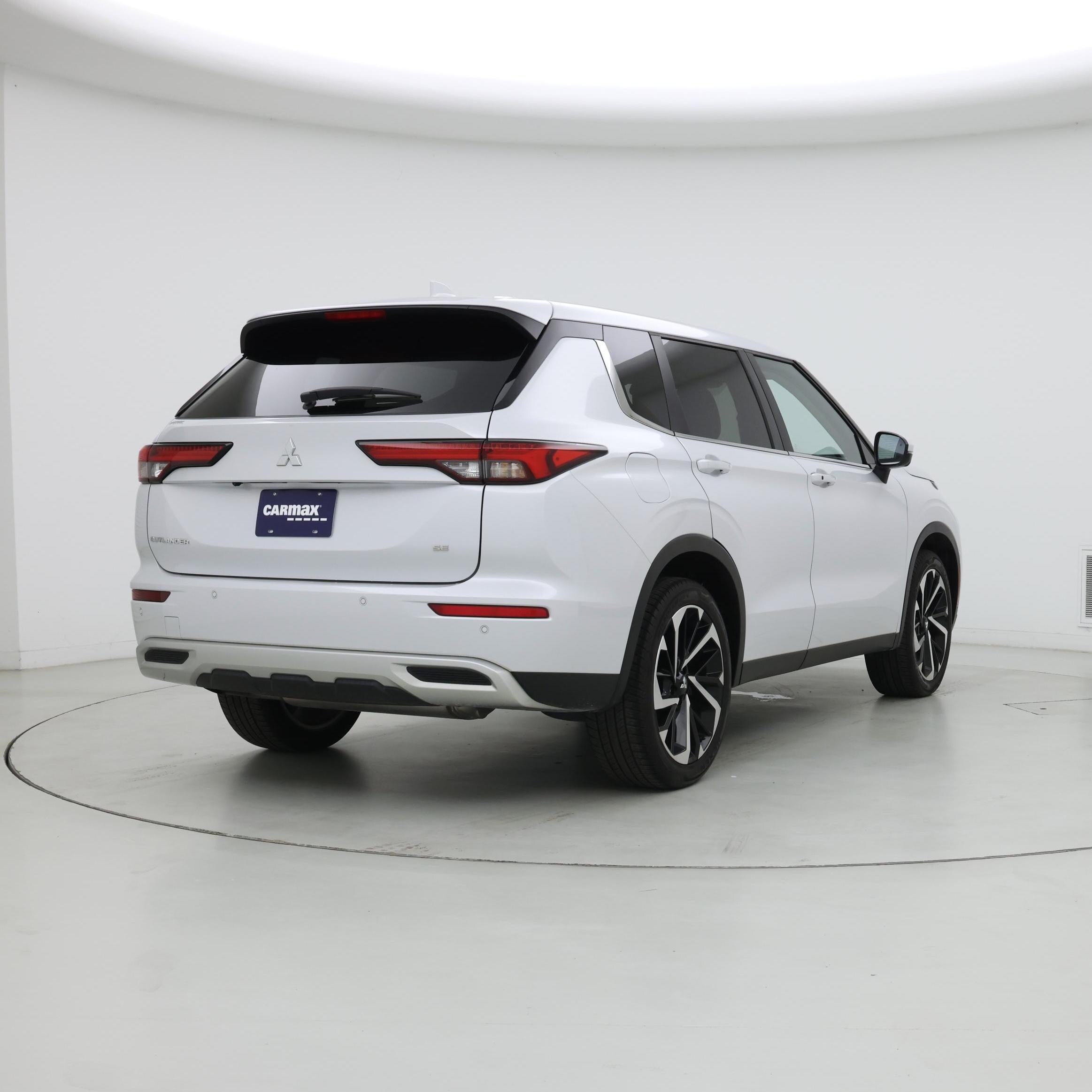 Thumbnail: 2023 Mitsubishi Outlander - 8