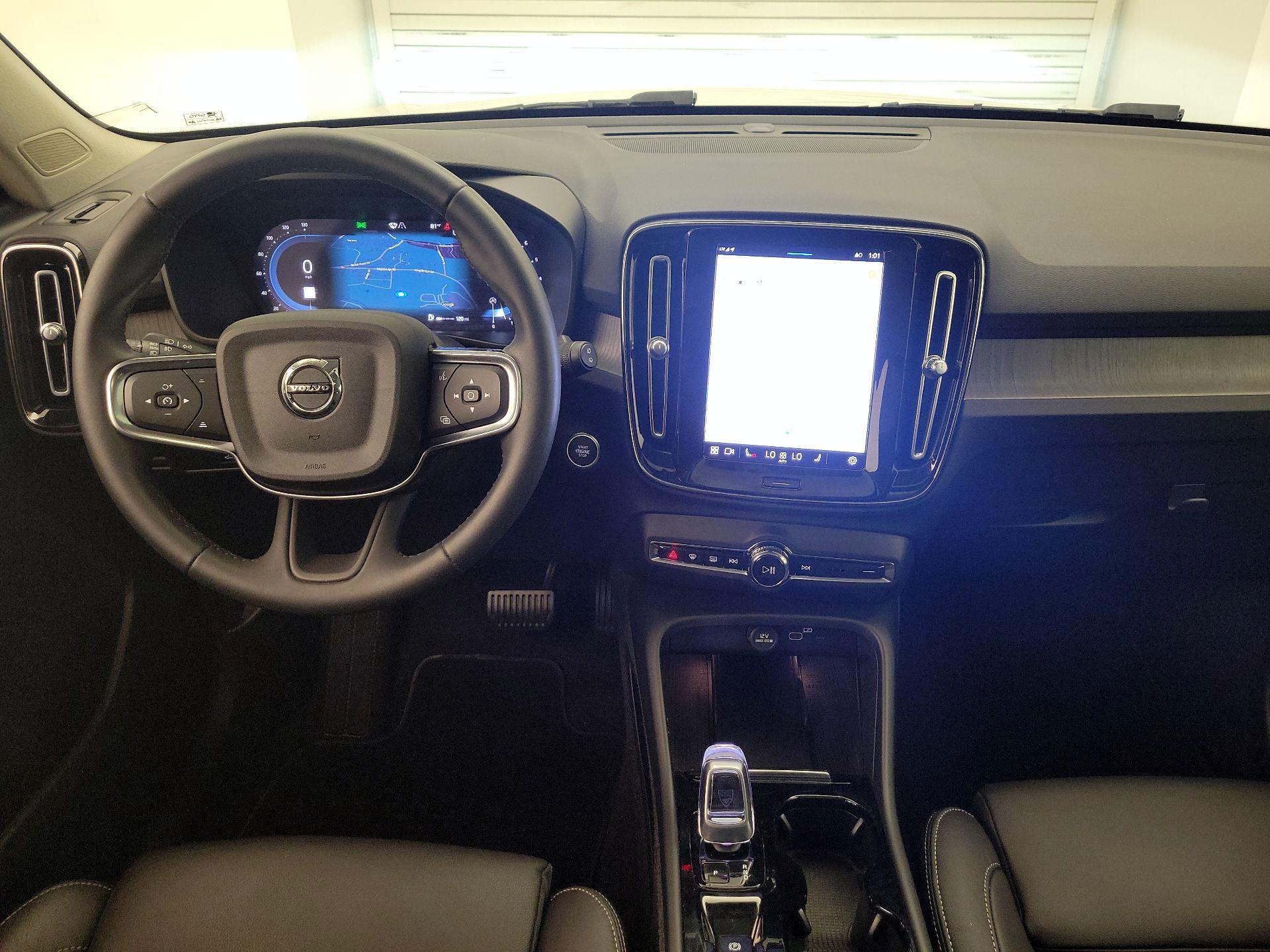Thumbnail: 2023 Volvo XC40 - 9