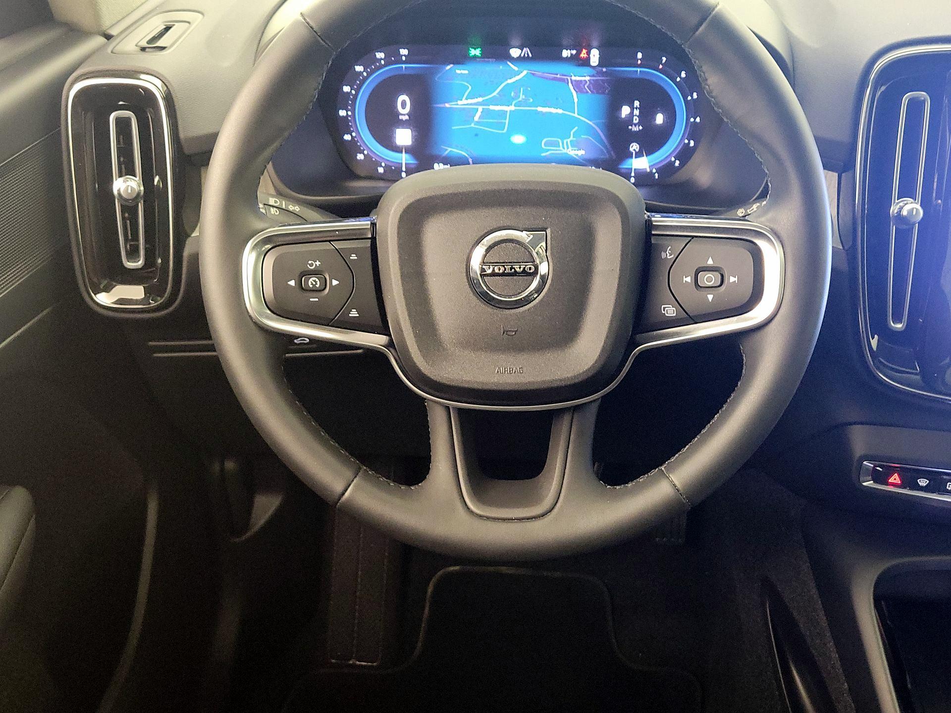 Thumbnail: 2023 Volvo XC40 - 10