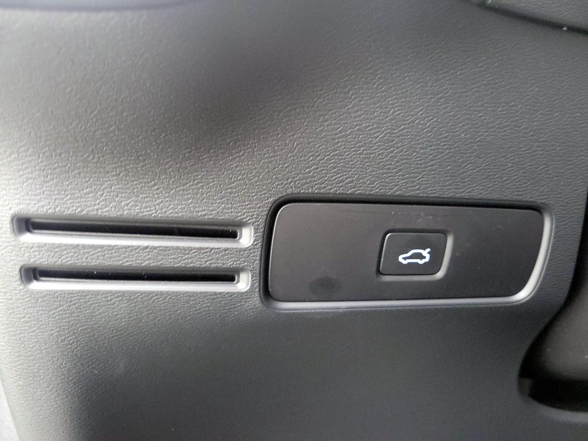 Thumbnail: 2023 Volvo XC40 - 13