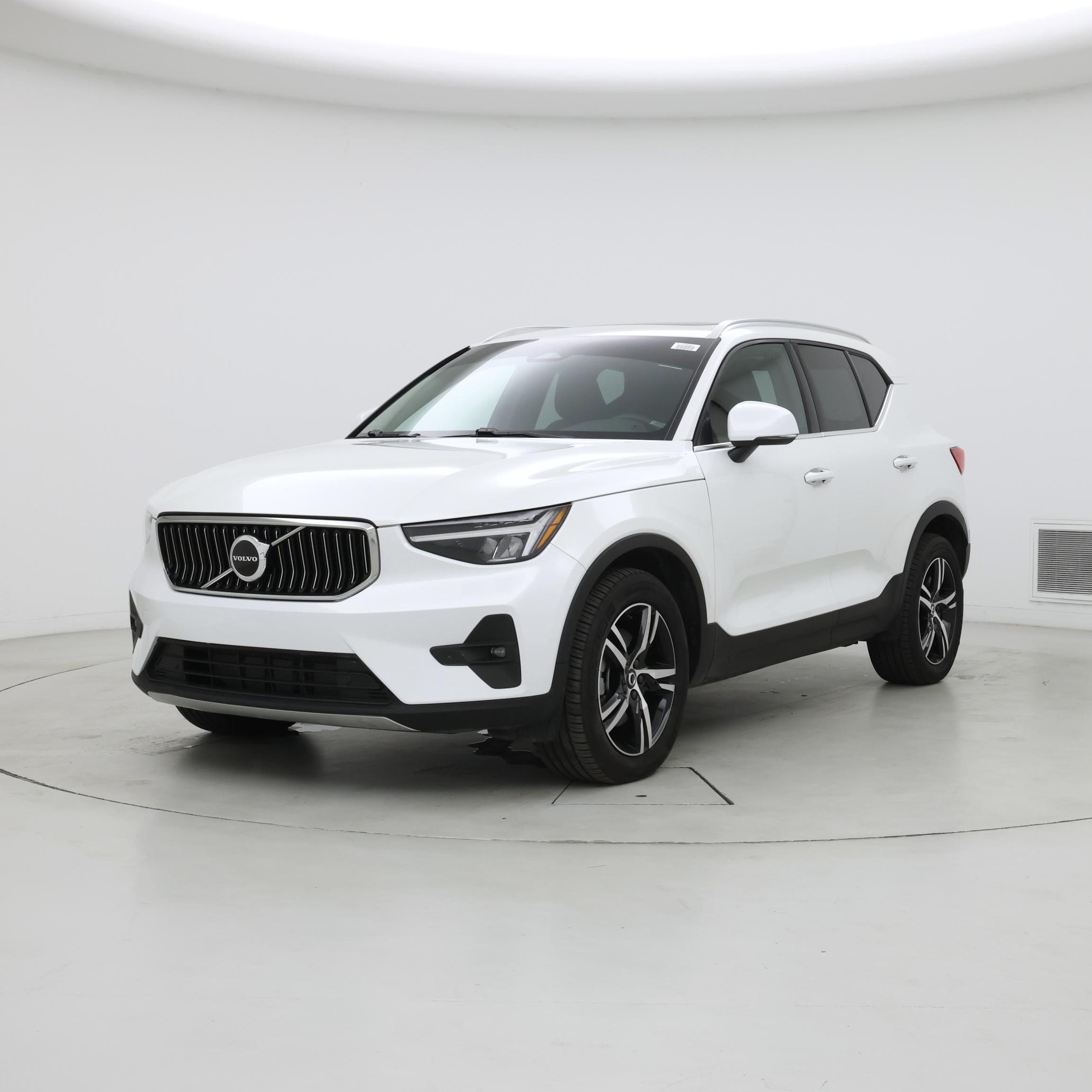 Thumbnail: 2023 Volvo XC40 - 4