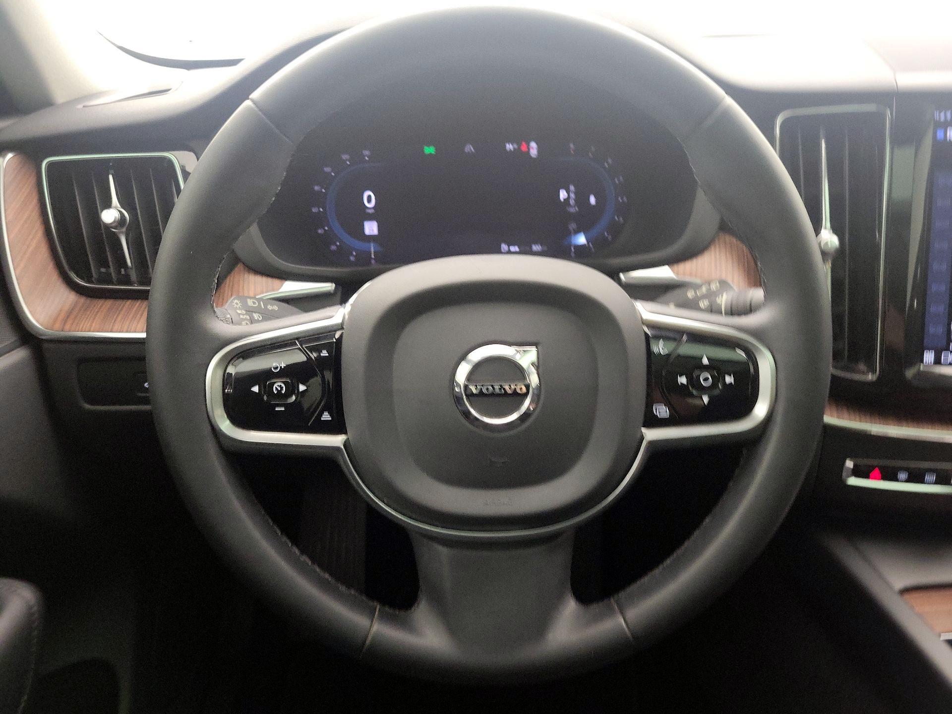 Thumbnail: 2023 Volvo XC60 - 10
