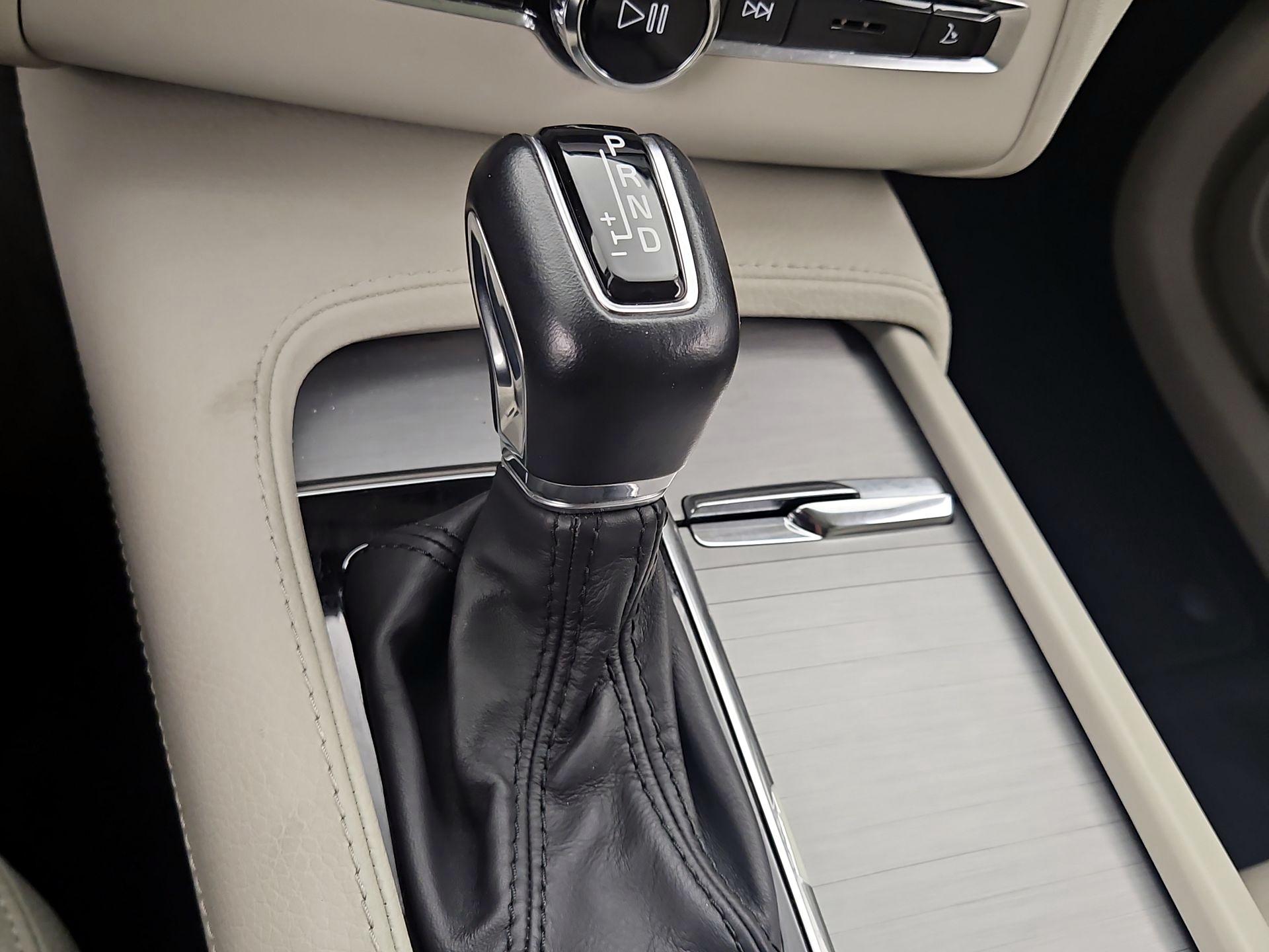 Thumbnail: 2022 Volvo XC90 - 17