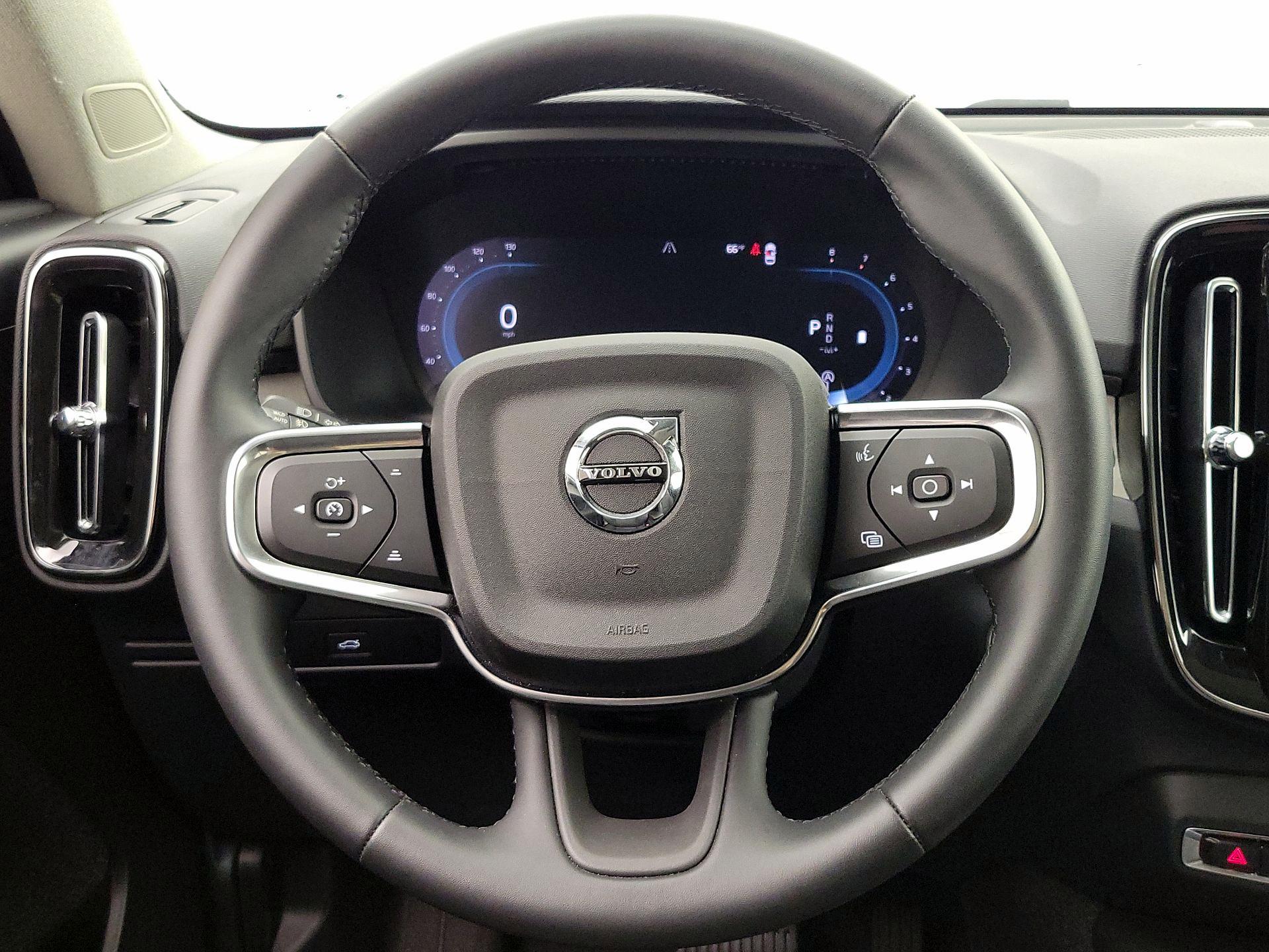 Thumbnail: 2024 Volvo XC40 - 10