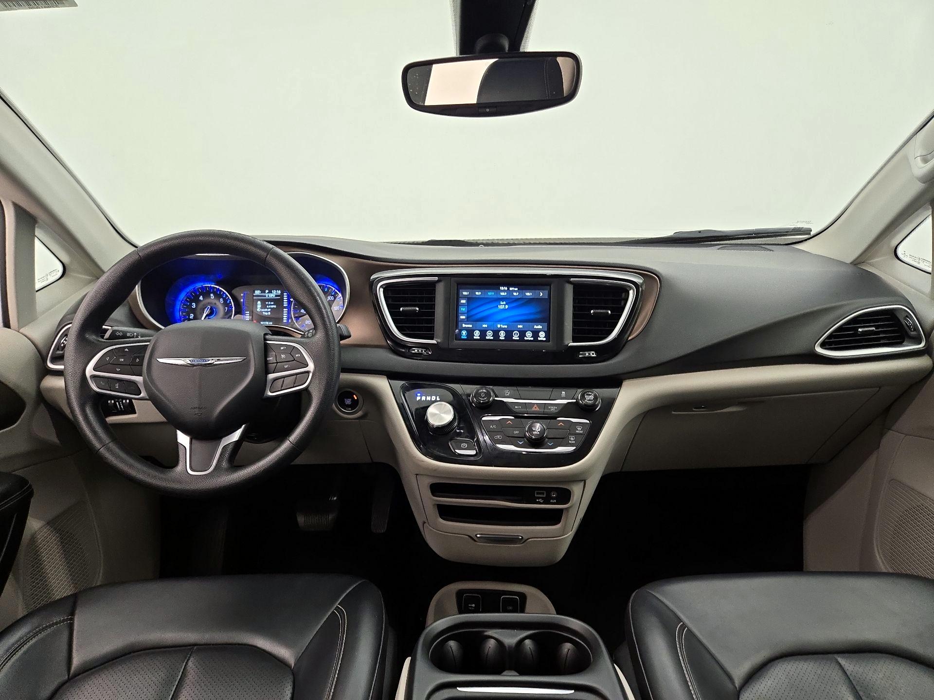 Thumbnail: 2020 Chrysler Voyager - 9