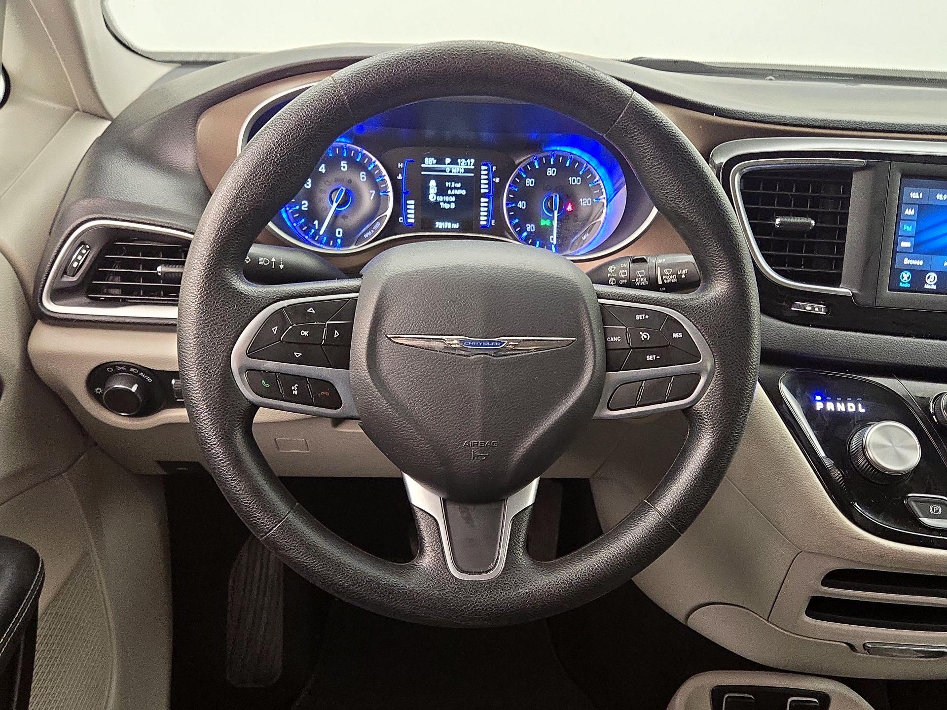 Thumbnail: 2020 Chrysler Voyager - 10