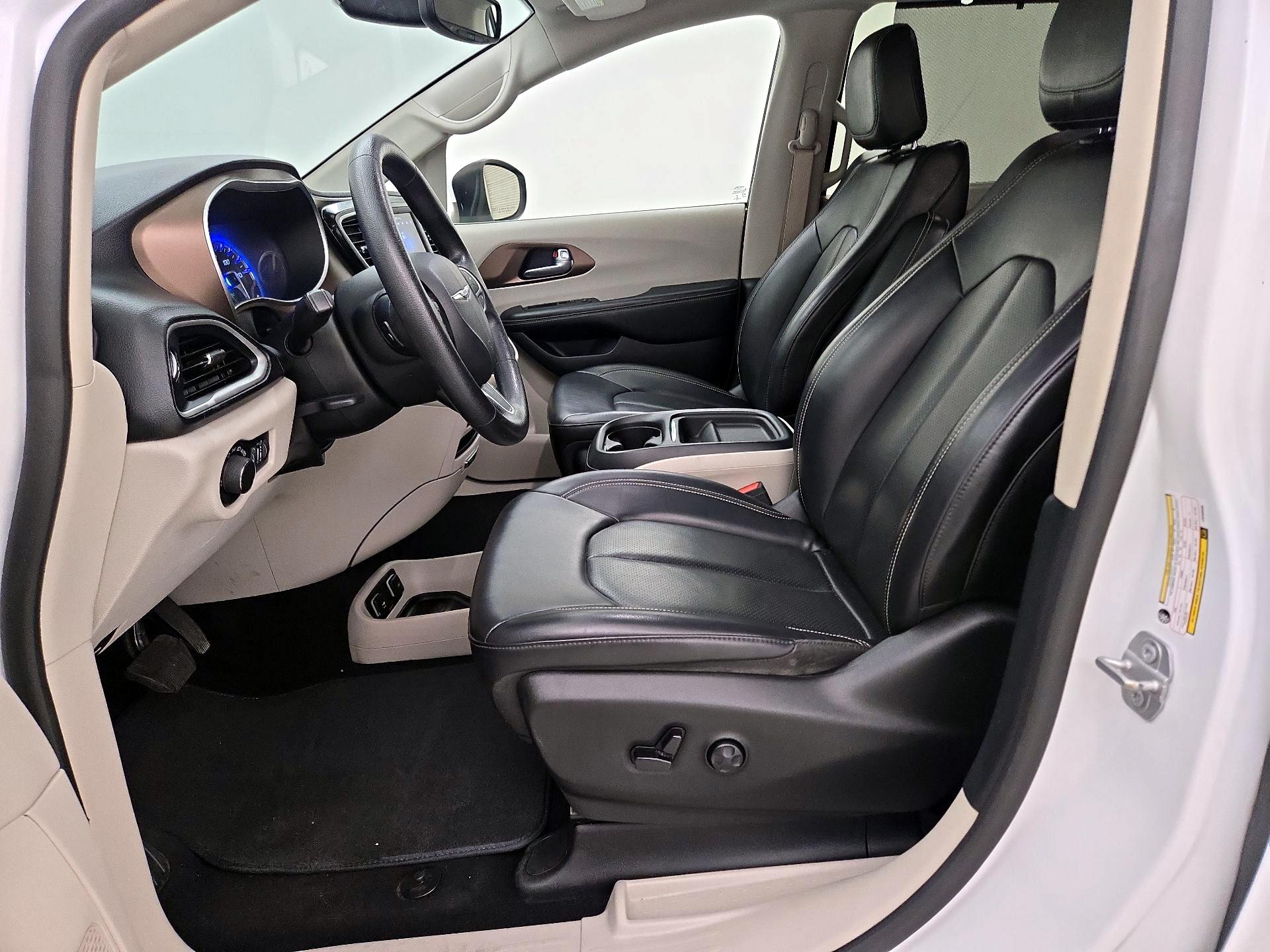 Thumbnail: 2020 Chrysler Voyager - 11