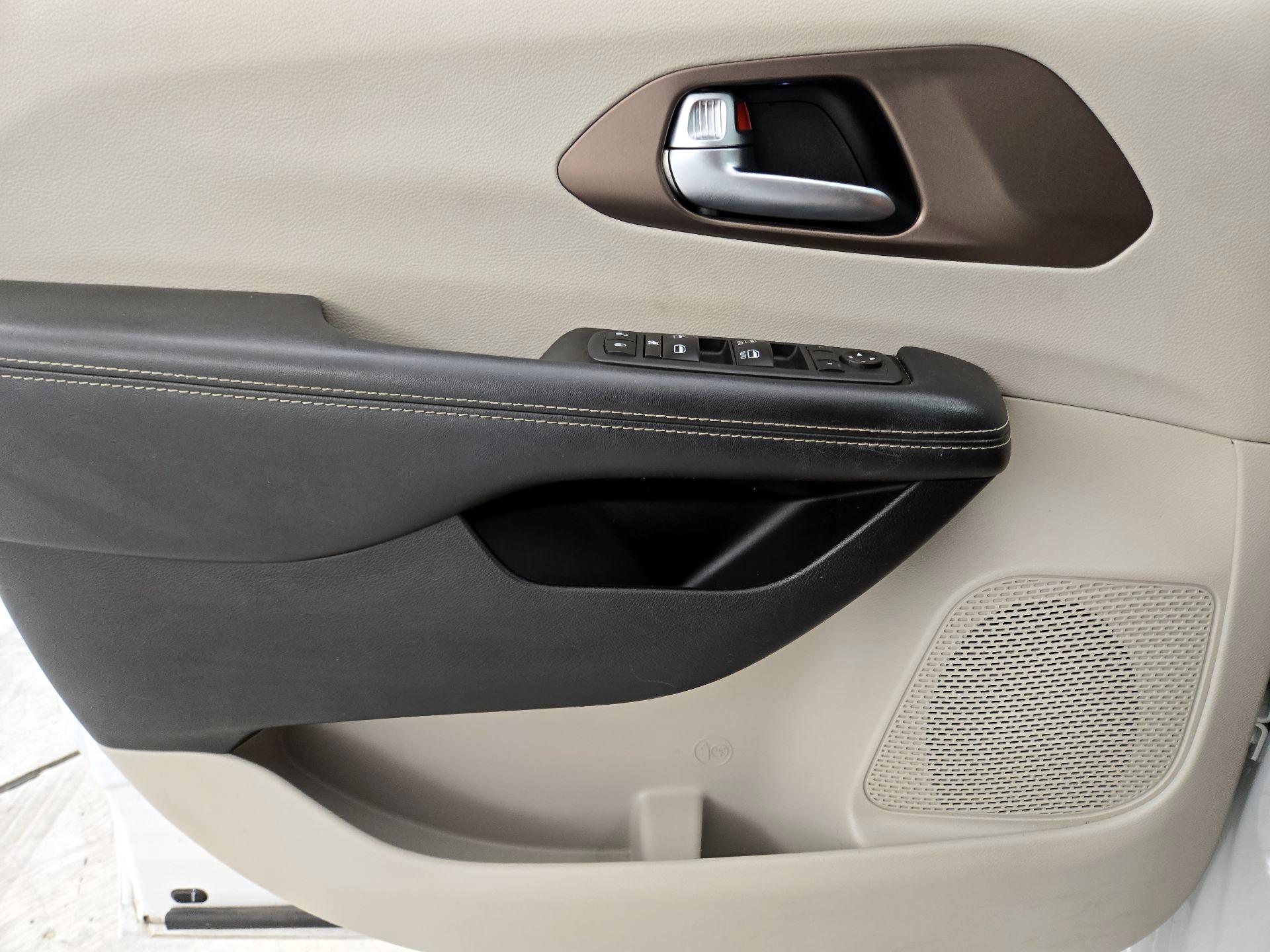 Thumbnail: 2020 Chrysler Voyager - 12
