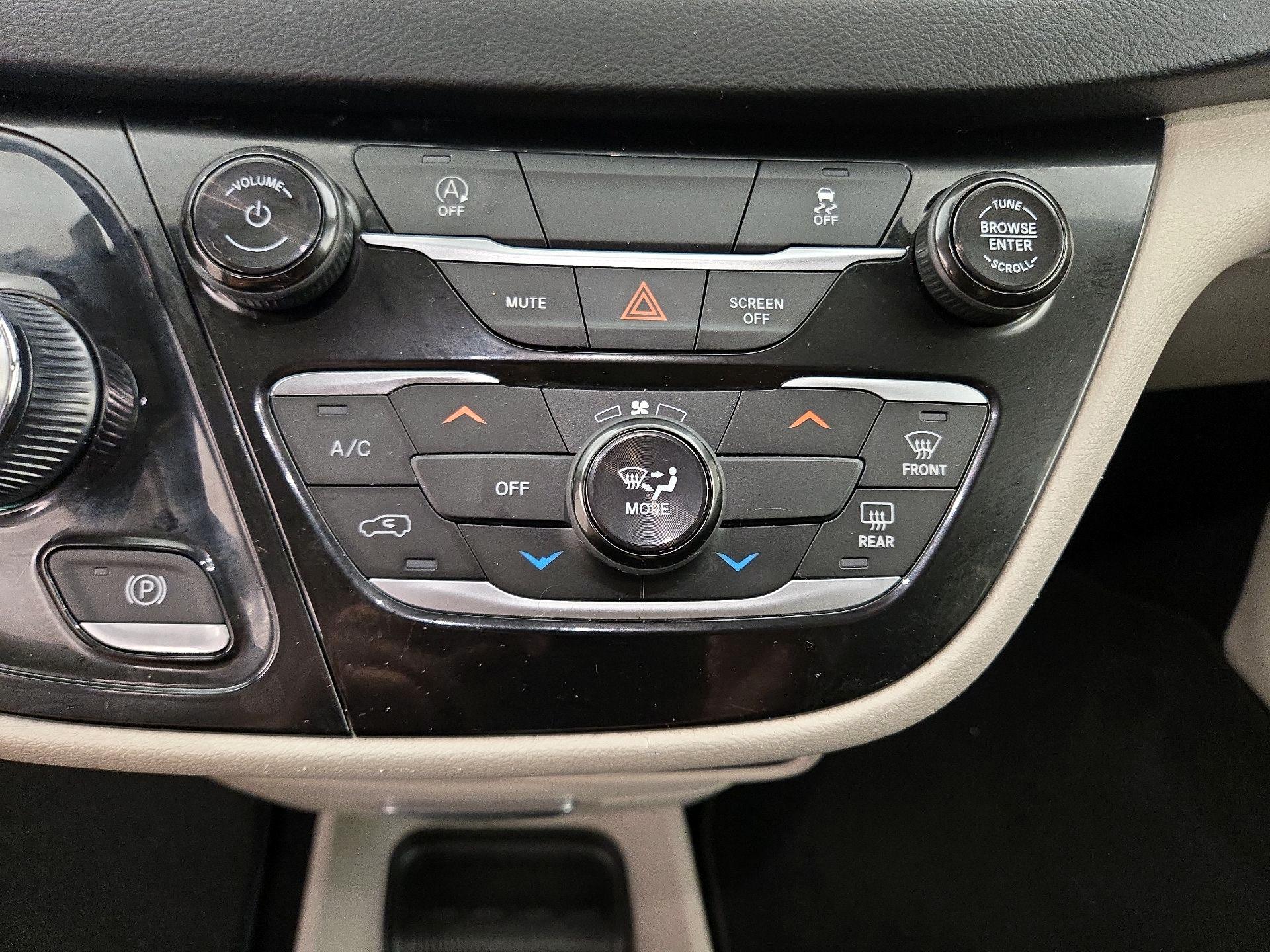 Thumbnail: 2020 Chrysler Voyager - 16