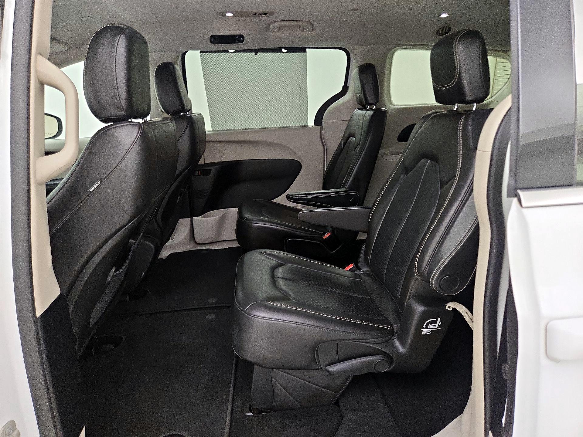 Thumbnail: 2020 Chrysler Voyager - 19