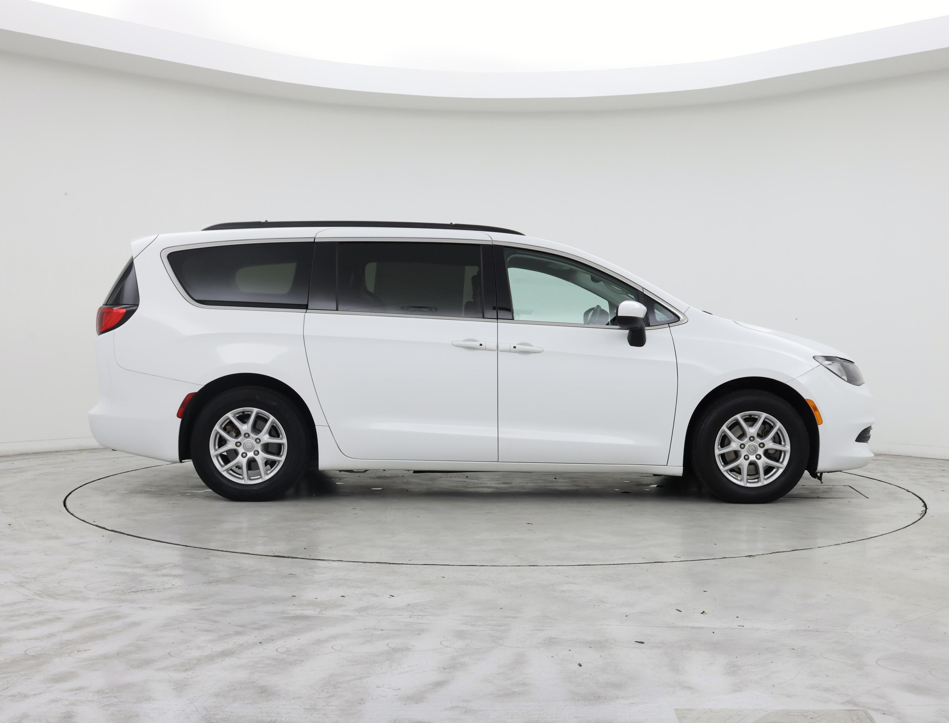 Thumbnail: 2020 Chrysler Voyager - 7