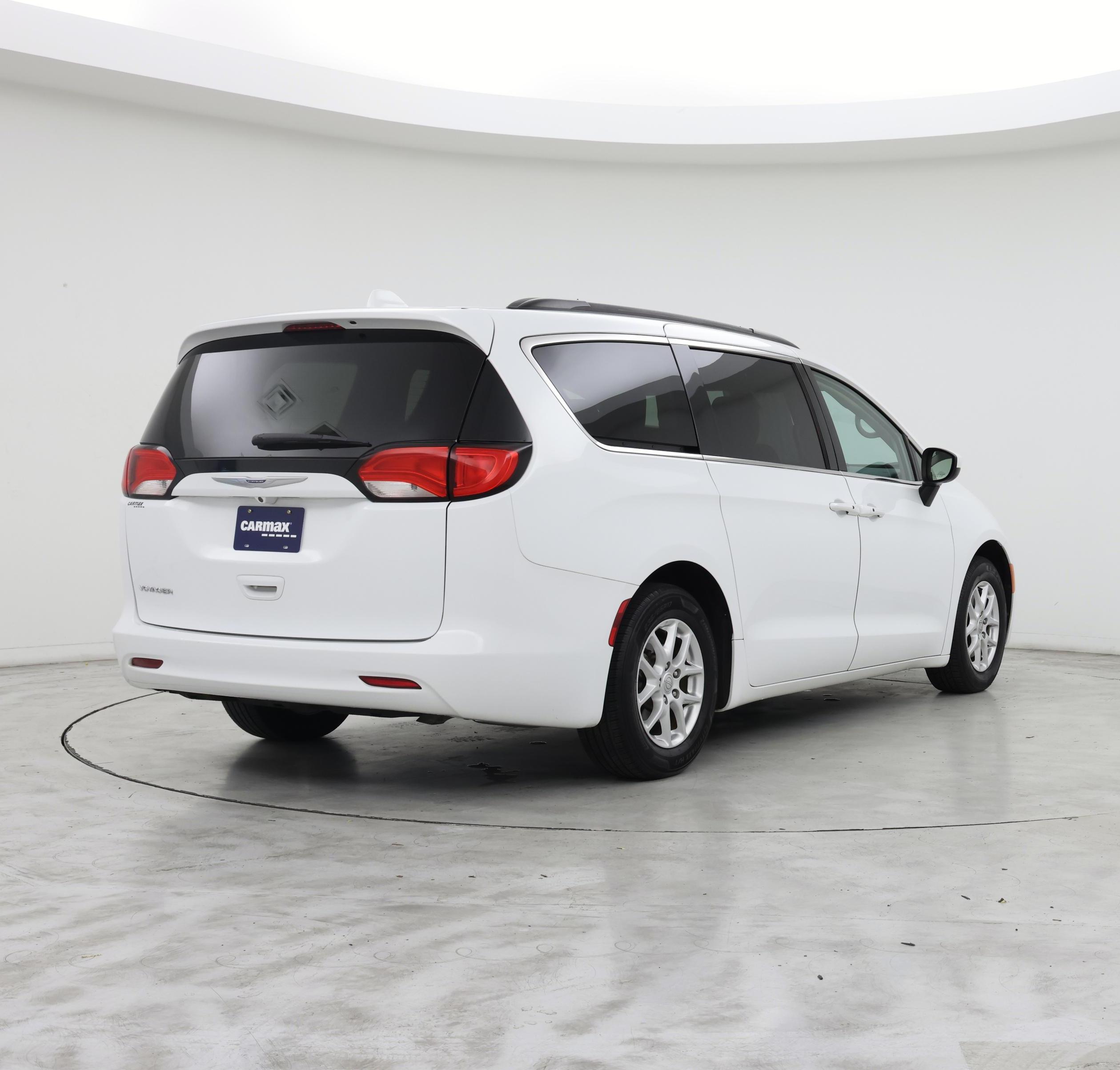 Thumbnail: 2020 Chrysler Voyager - 8