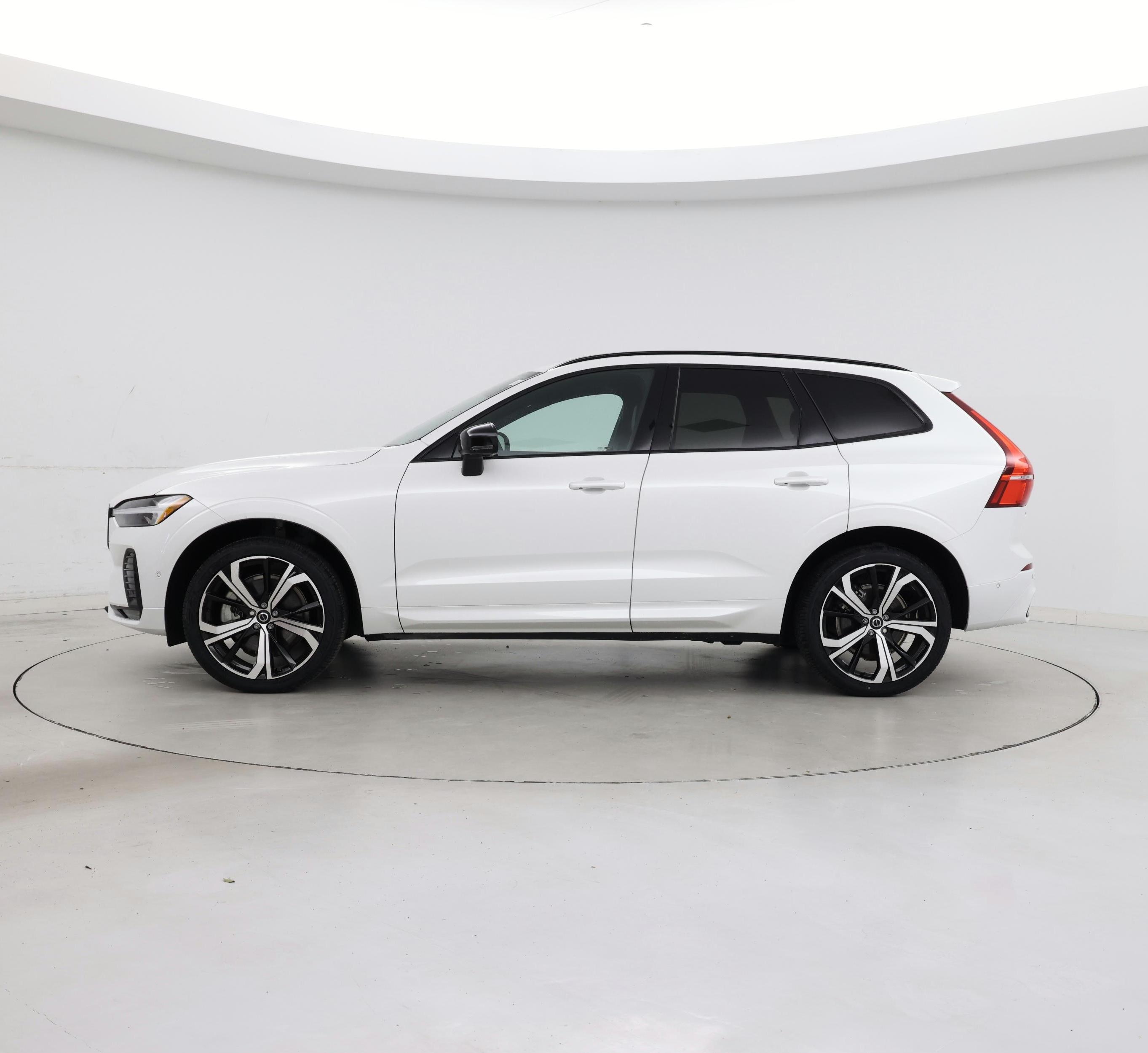 Thumbnail: 2022 Volvo XC60 - 3