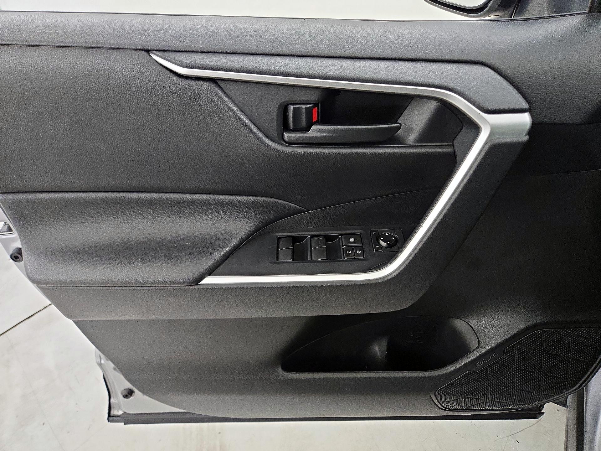 Thumbnail: 2020 Toyota RAV4 - 12