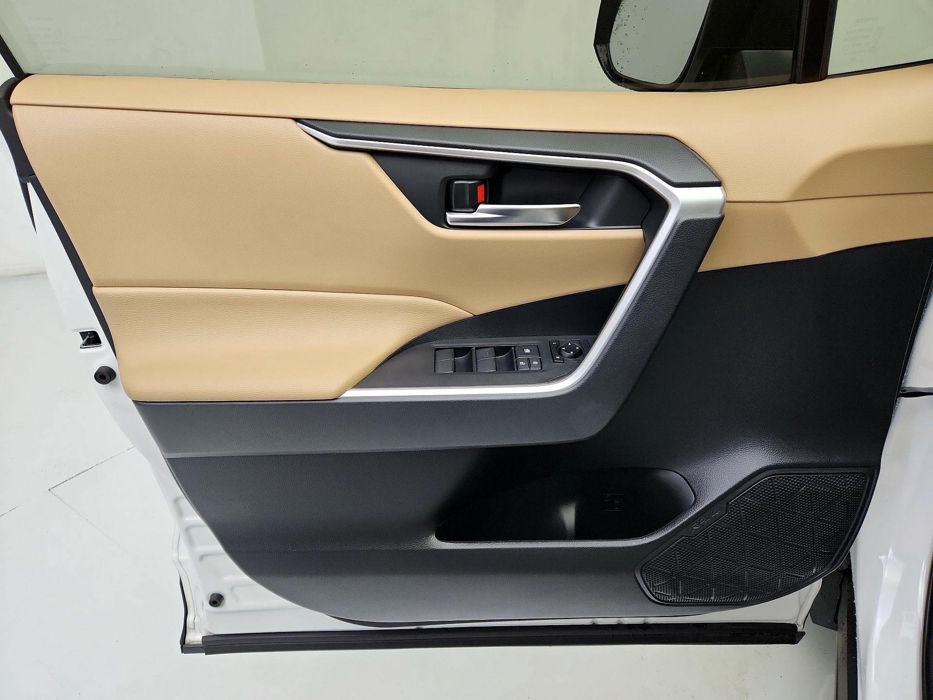 Thumbnail: 2020 Toyota RAV4 - 12