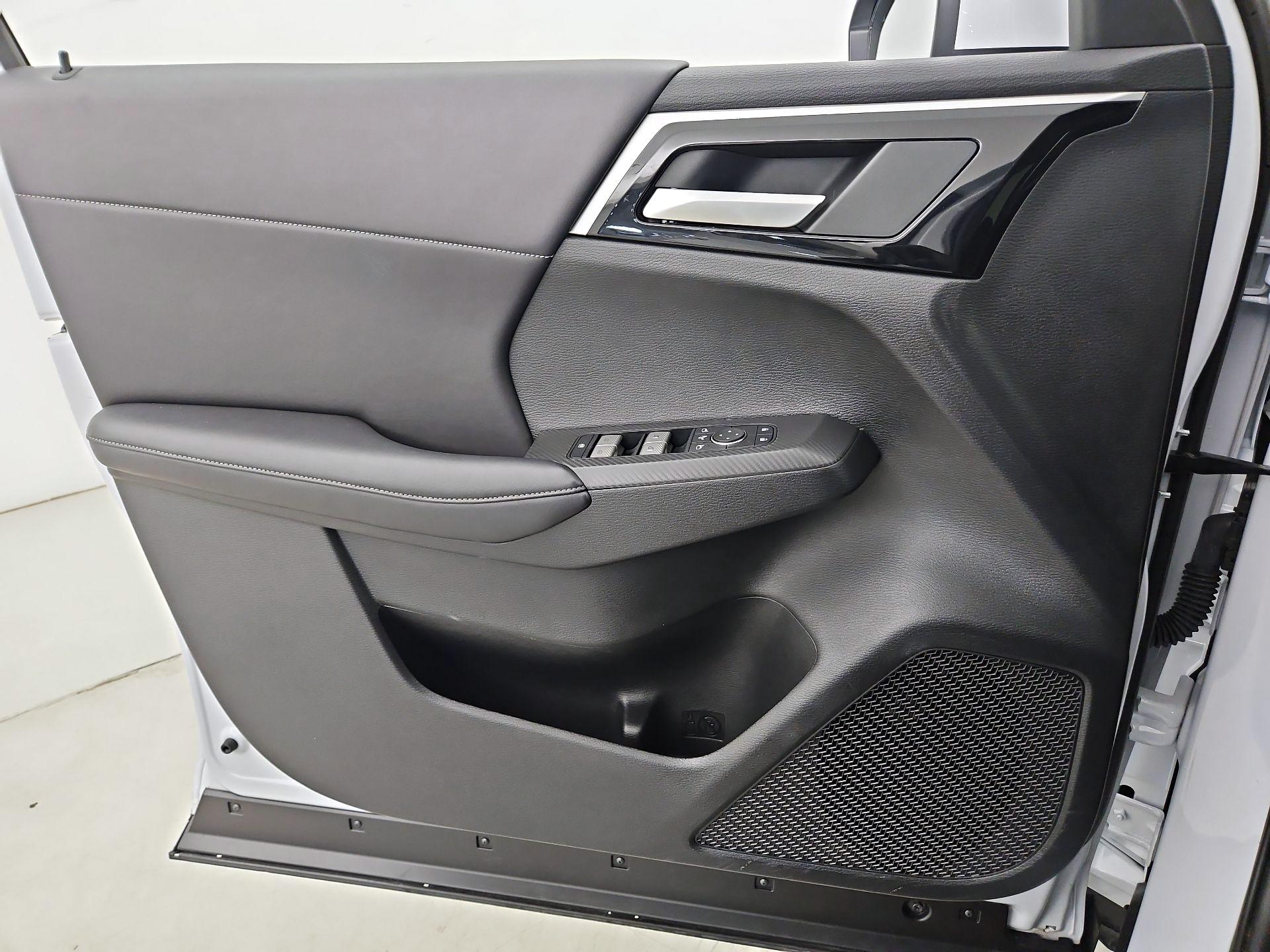Thumbnail: 2024 Mitsubishi Outlander - 12