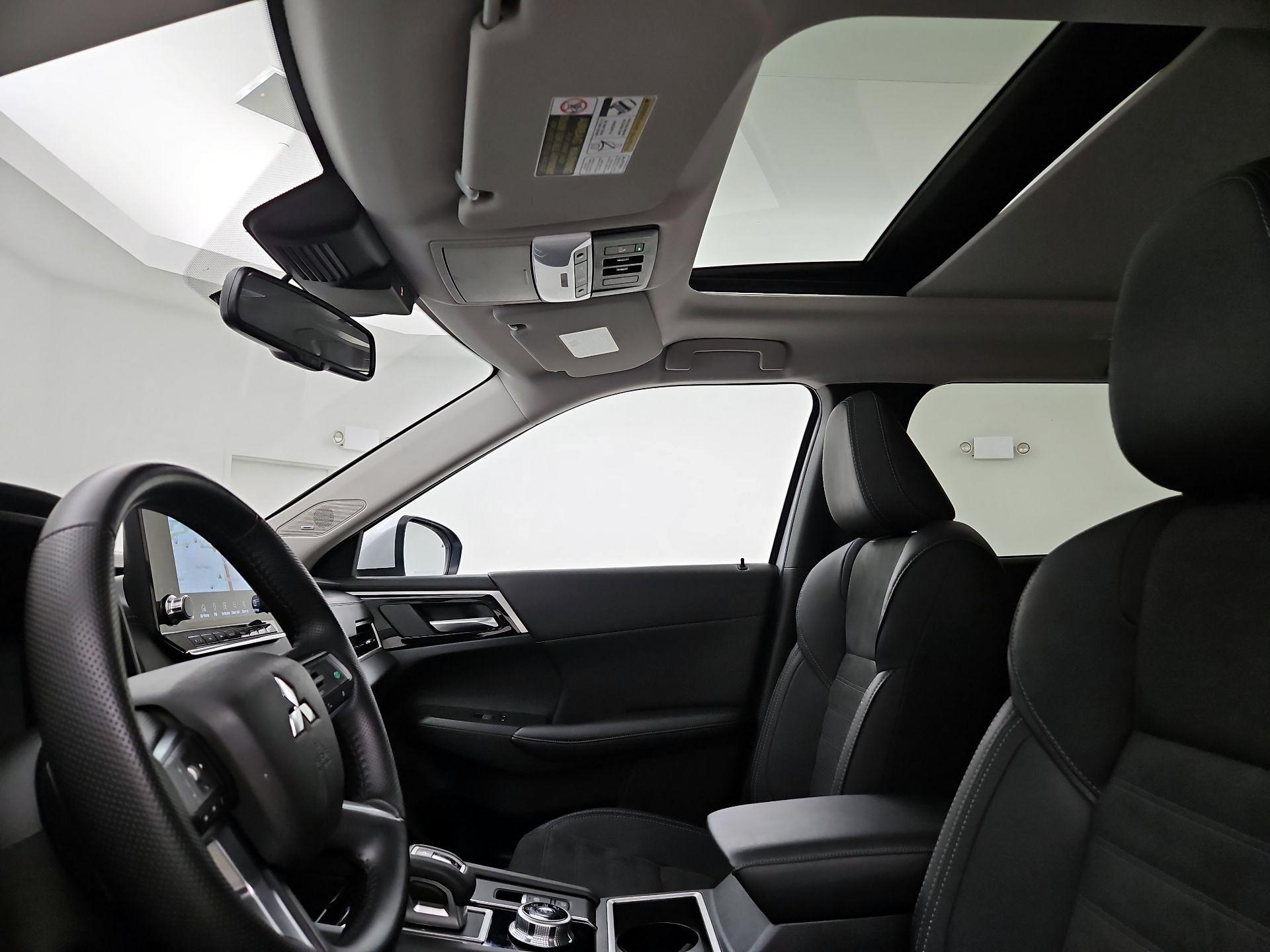 Thumbnail: 2024 Mitsubishi Outlander - 19