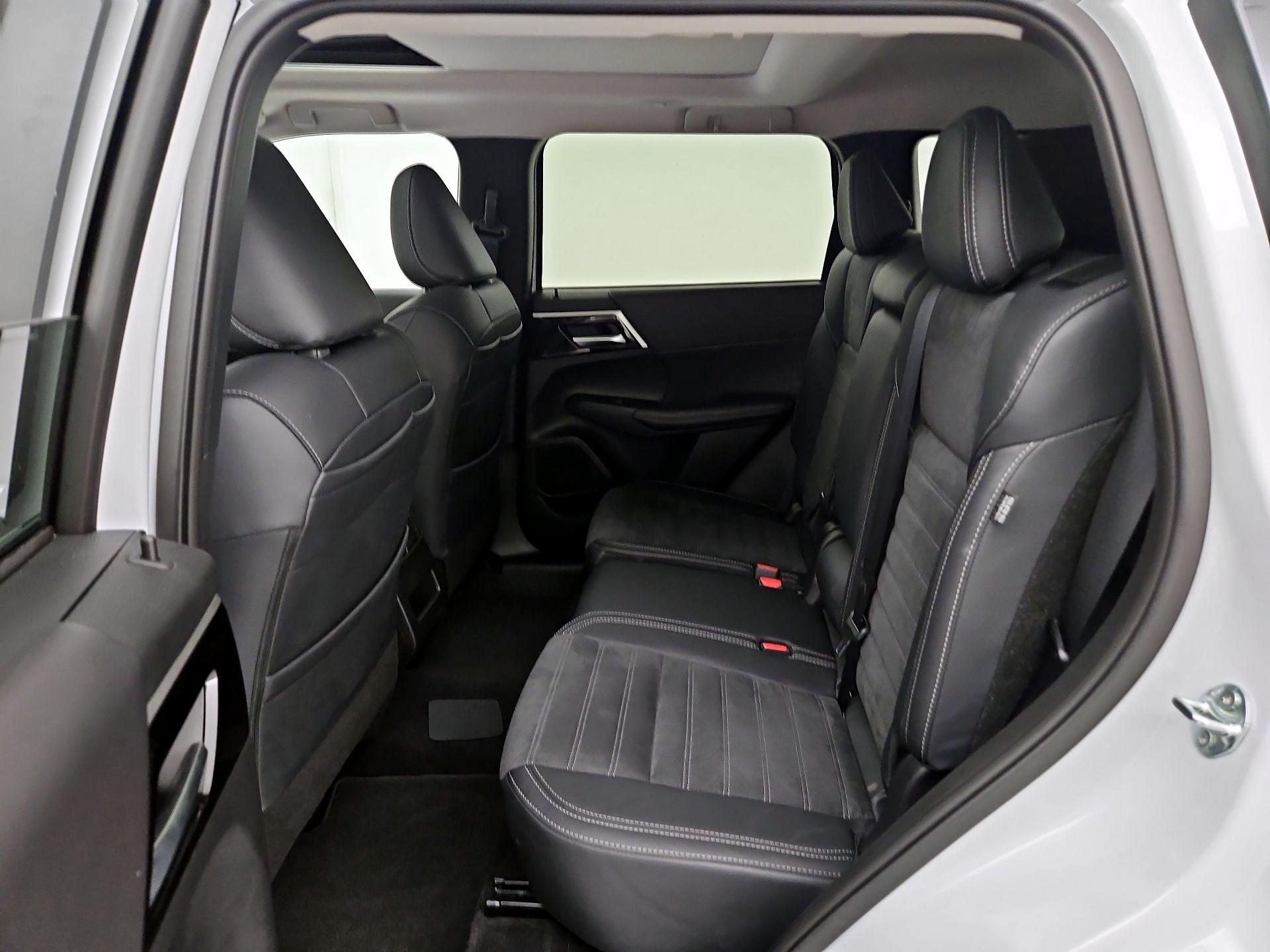 Thumbnail: 2024 Mitsubishi Outlander - 20