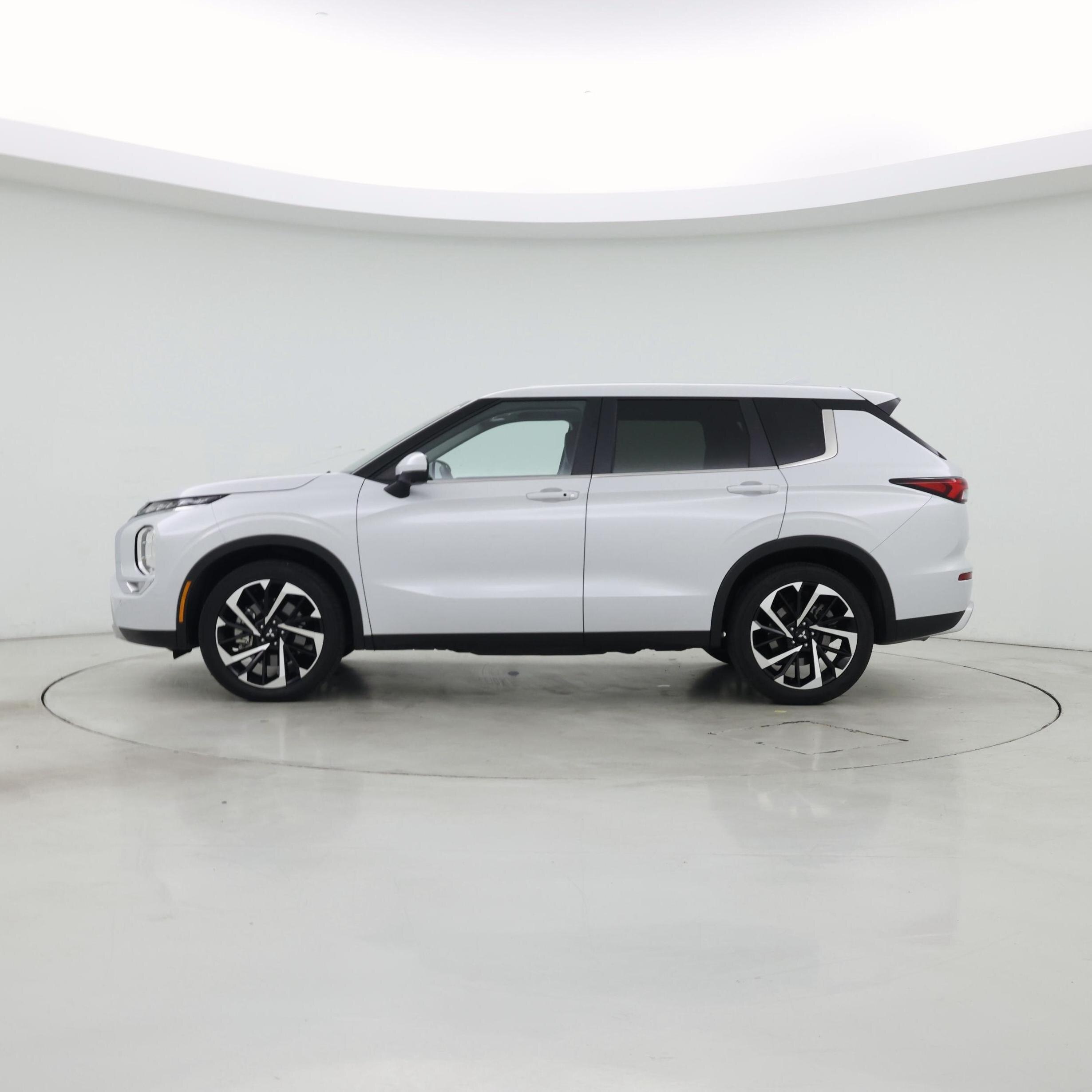 Thumbnail: 2024 Mitsubishi Outlander - 3